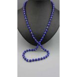 EDELSTEINKETTE / LAPISLAZULI-KETTE MIT GOLDRINGEN, im Wechsel gereiht, Goldringe aus 333er Gelbgold.