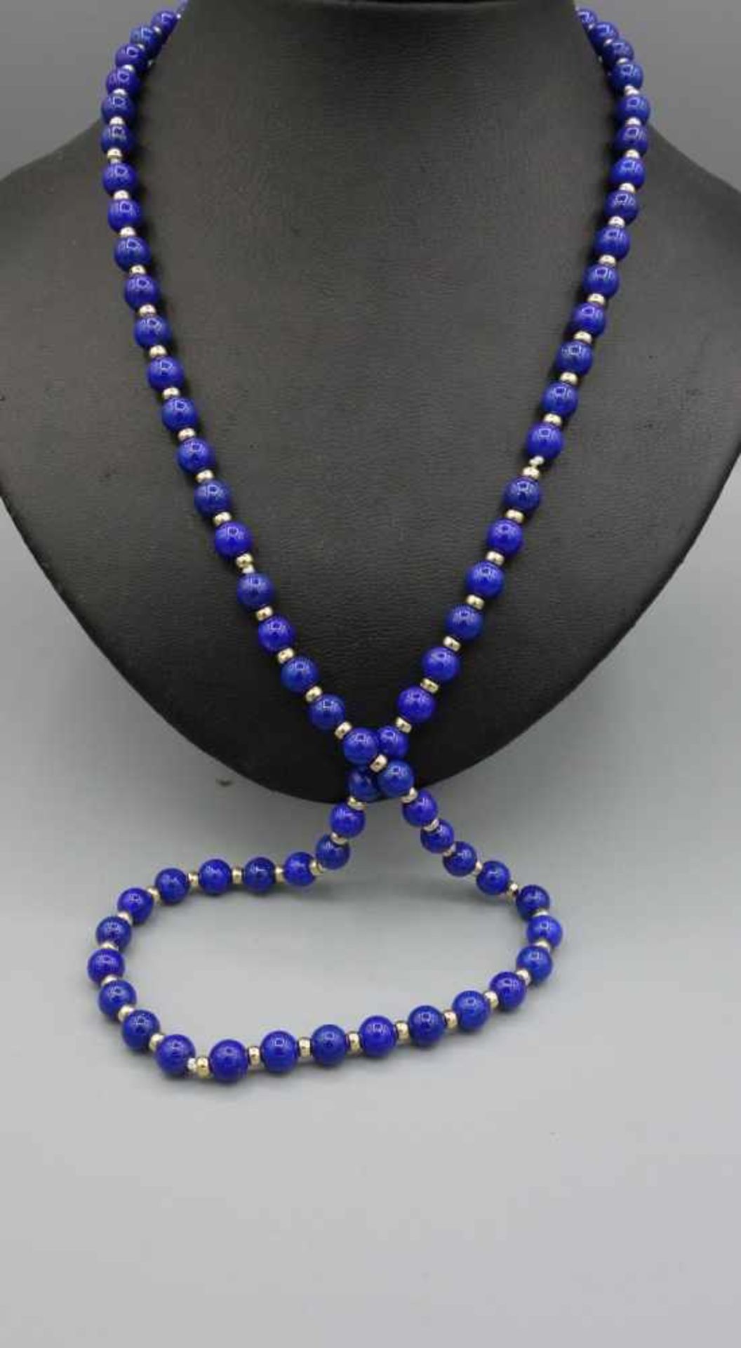 EDELSTEINKETTE / LAPISLAZULI-KETTE MIT GOLDRINGEN, im Wechsel gereiht, Goldringe aus 333er Gelbgold.