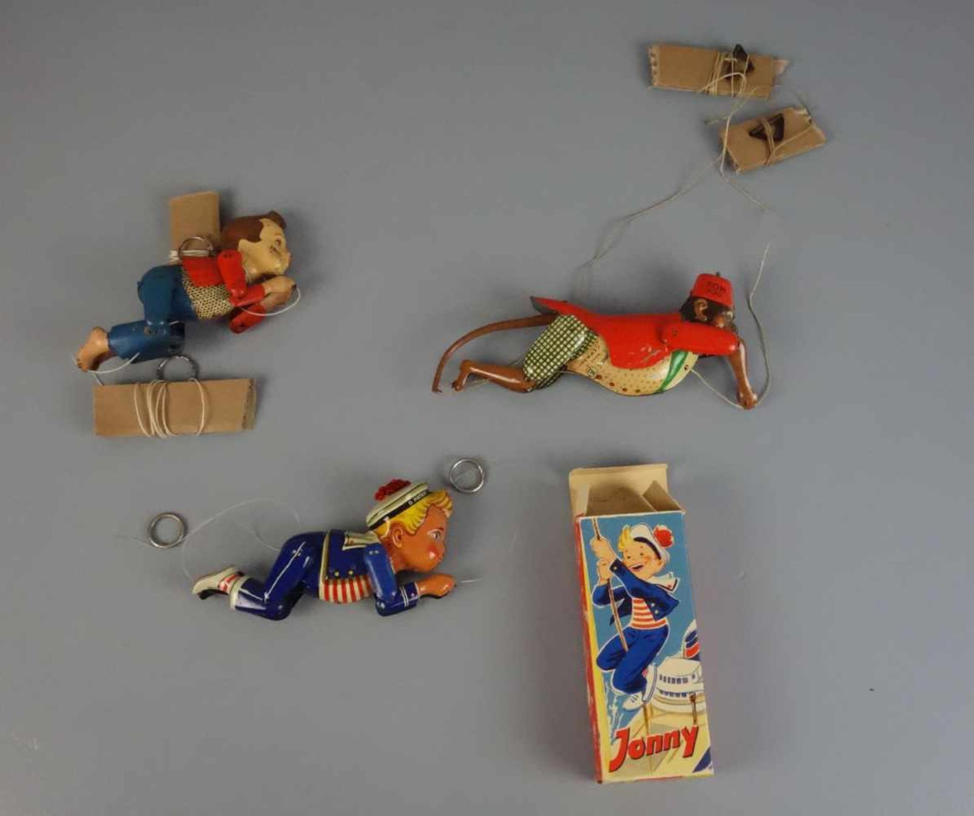 BLECHSPIELZEUG: 3 KLETTERFIGUREN / tin toys, Mitte 20. Jh., lithografiertes Blech. 1) Jonny -