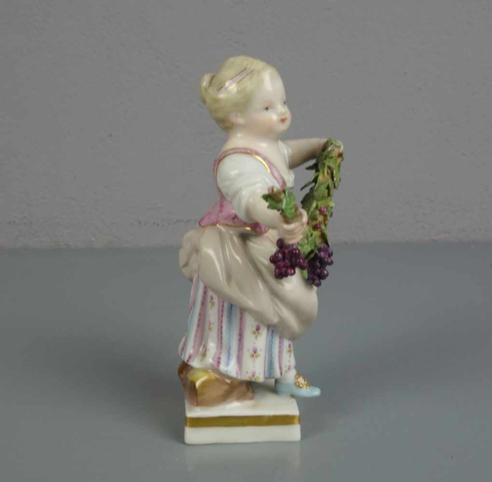 PORZELLANFIGUR: "Gärtnerin mit Weintrauben / Allegorie des Herbstes" / porcelainfigure girl / - Bild 4 aus 5