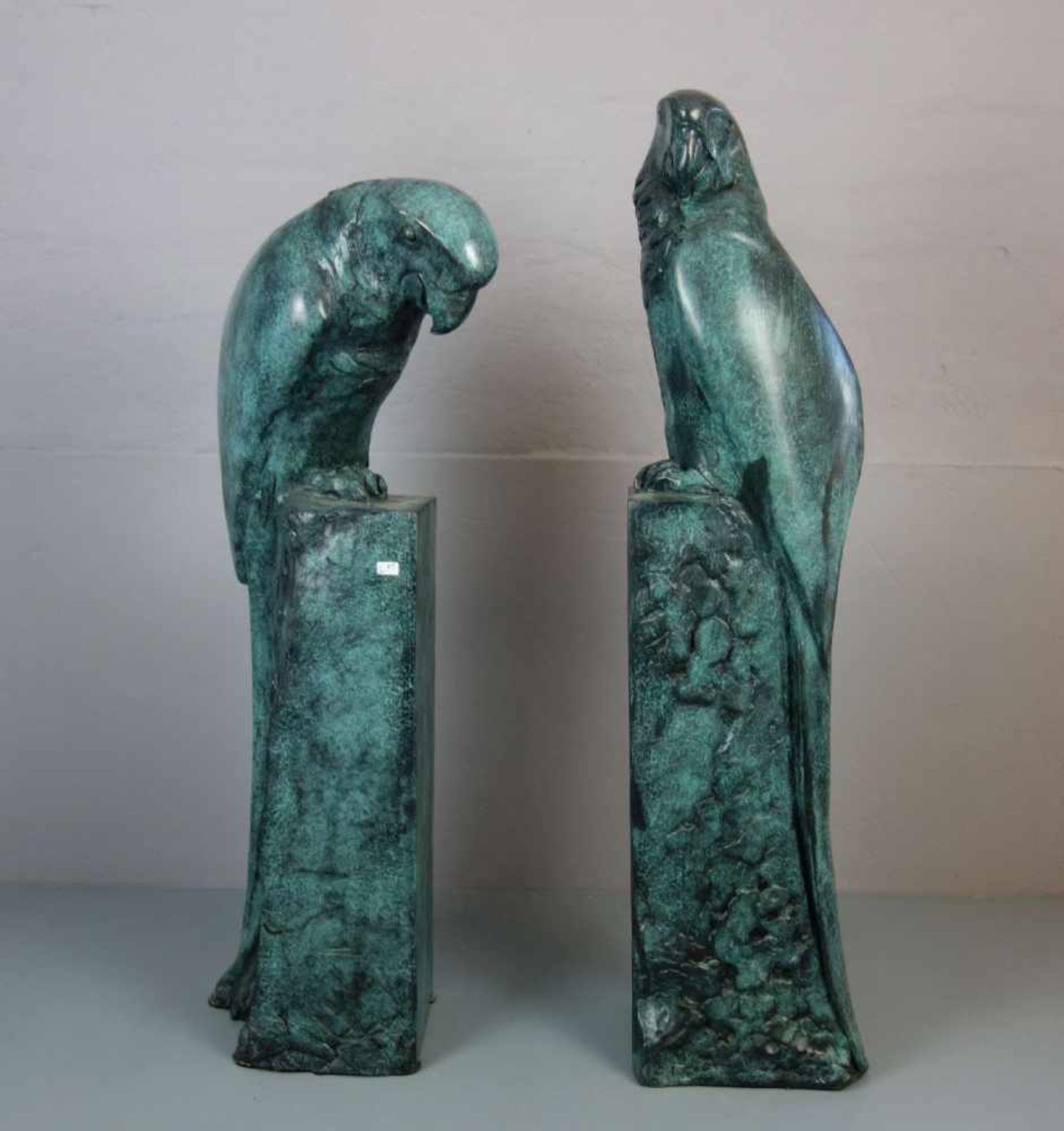ANONYMUS (Bildhauer / Animalier des 20. Jh.), Skulpturenpaar / sculptures: "Papageien / Aras",