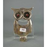 RELIEF: EULE / FLASCHENÖFFNER / owl bottle opener, 20. Jh., versilbertes Metall, ungemarkt.