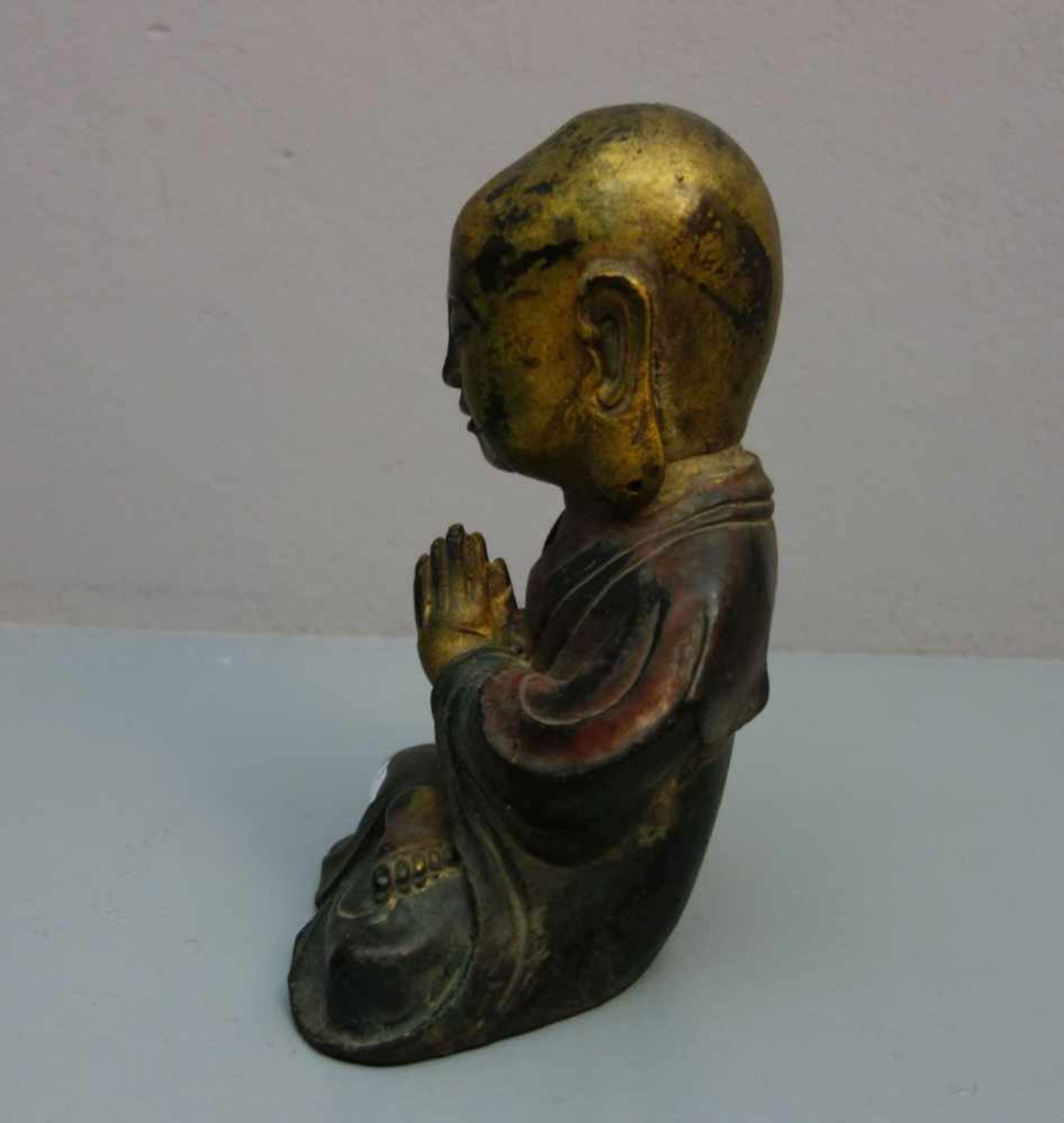 LACHENDER BUDDHA / Glücksbuddha, Bronze, grün, rot und gold patiniert. Im Lotussitz mit - Image 2 of 4