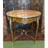 TISCH / SALONTISCH IM LOUIS XVI - STIL / table. Runder und teils gewürfelt furnierter Zargenrahmen