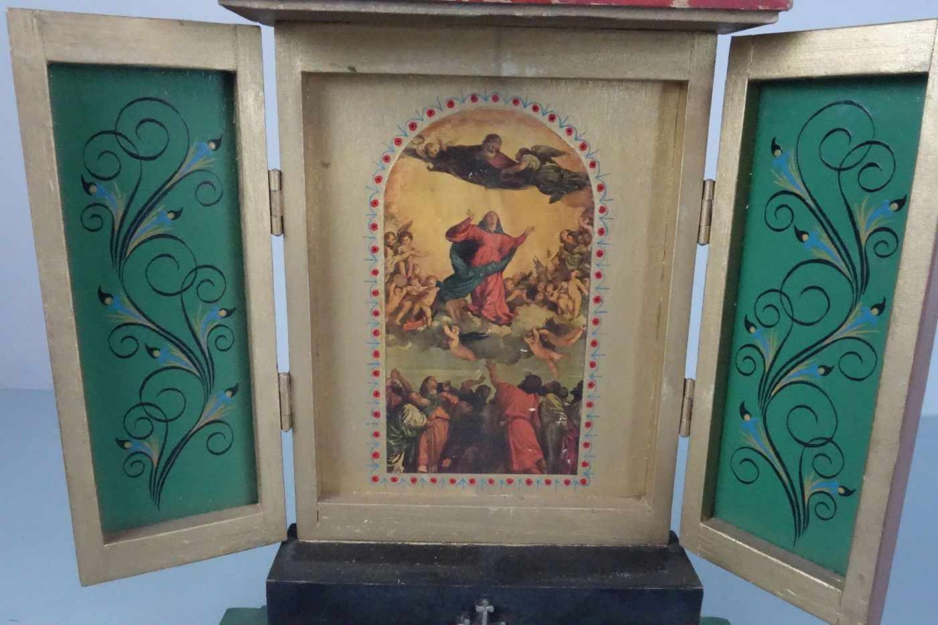 "HAUSALTAR" / MINIATURALTAR. Zweiflügeliger Altar mit durchbrochener neugotischer Bekrönung; Mensa - Bild 2 aus 4