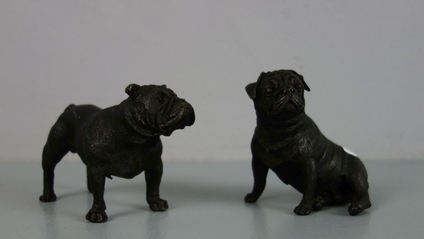 PAAR FIGÜRLICHE BRONZEN: "HUNDE" / two bronze dogs, 20. Jh., Mops / Französische Bulldogge in Art