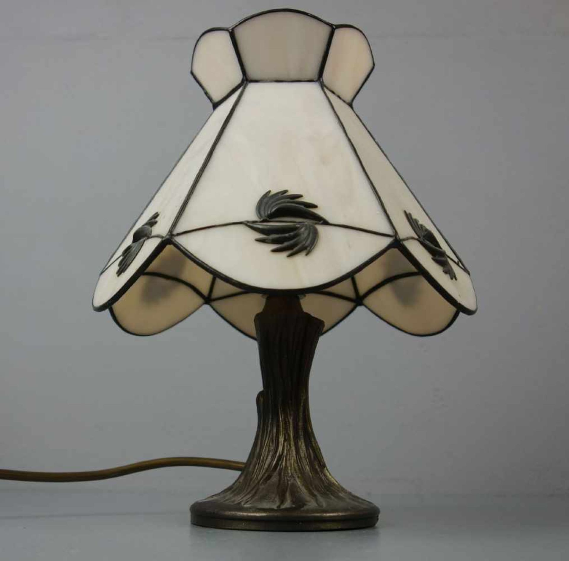 KLEINE TISCHLAMPE / small table lamp, 20. Jh., bronzierter Zinkguss mit Schirm aus - Bild 3 aus 4