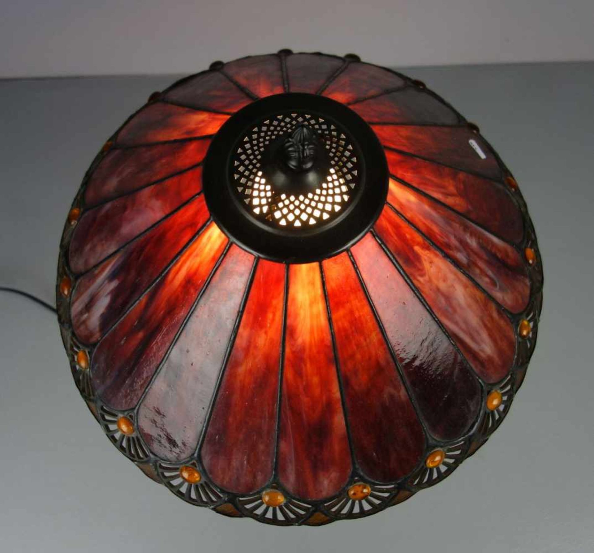 LAMPE / TISCHLAMPE im Stil einer Tiffany-Lampe, 2. H. 20. Jh., bronzierter Massefuß in - Bild 3 aus 4