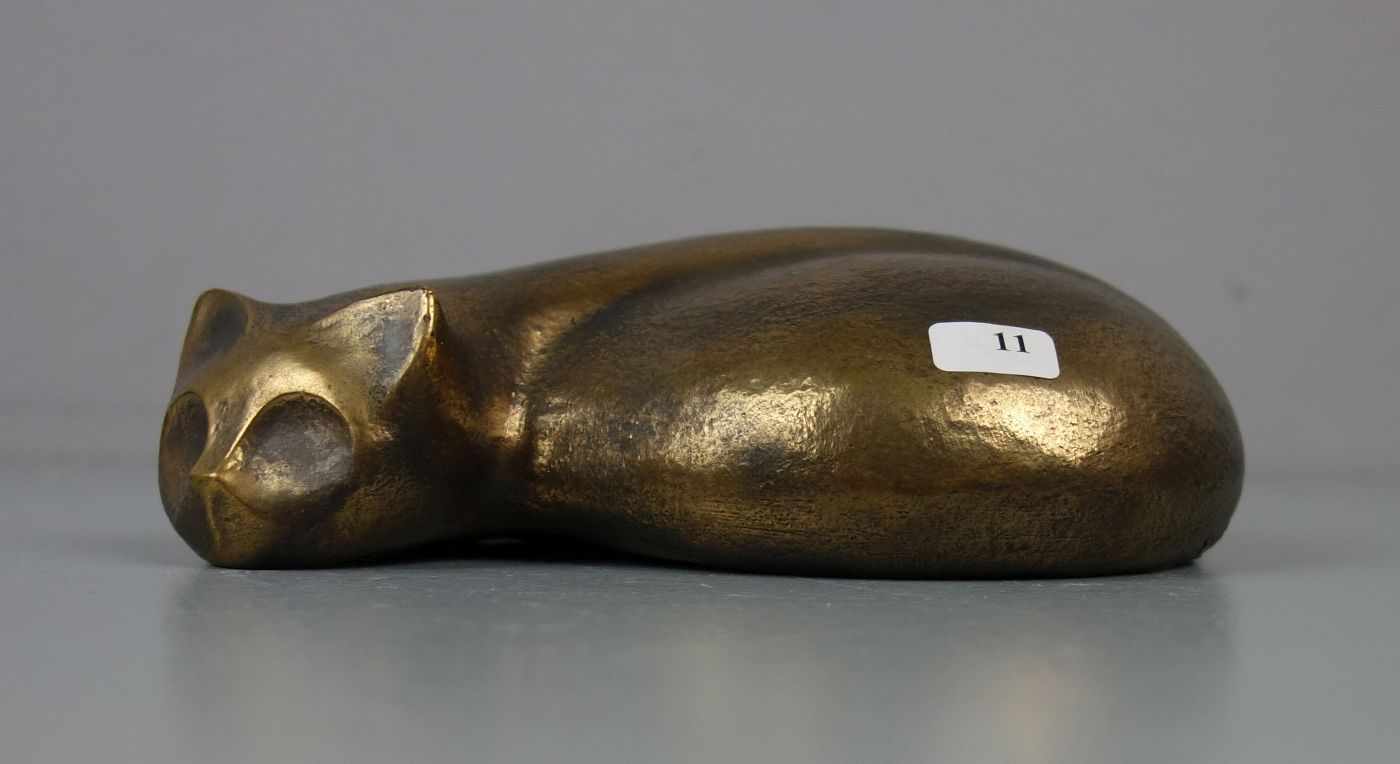 MICHAEL, ANTJE (geb. 1942), Skulptur / sculpture: "Liegende Katze", Bronze, goldfarben patiniert mit