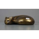 MICHAEL, ANTJE (geb. 1942), Skulptur / sculpture: "Liegende Katze", Bronze, goldfarben patiniert mit