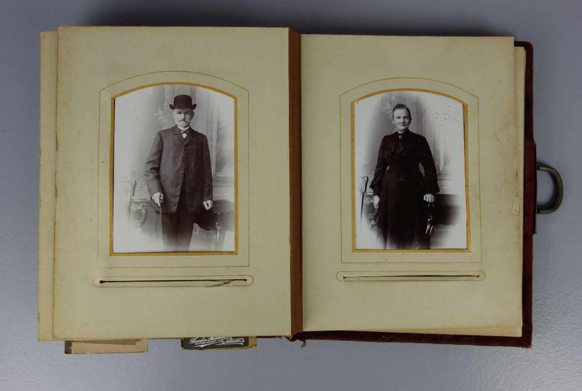 FAMILIEN-FOTOALBUM, um 1900, in rotem Samt gebunden, mit versilberten Metallapplikation in Form - Bild 3 aus 5