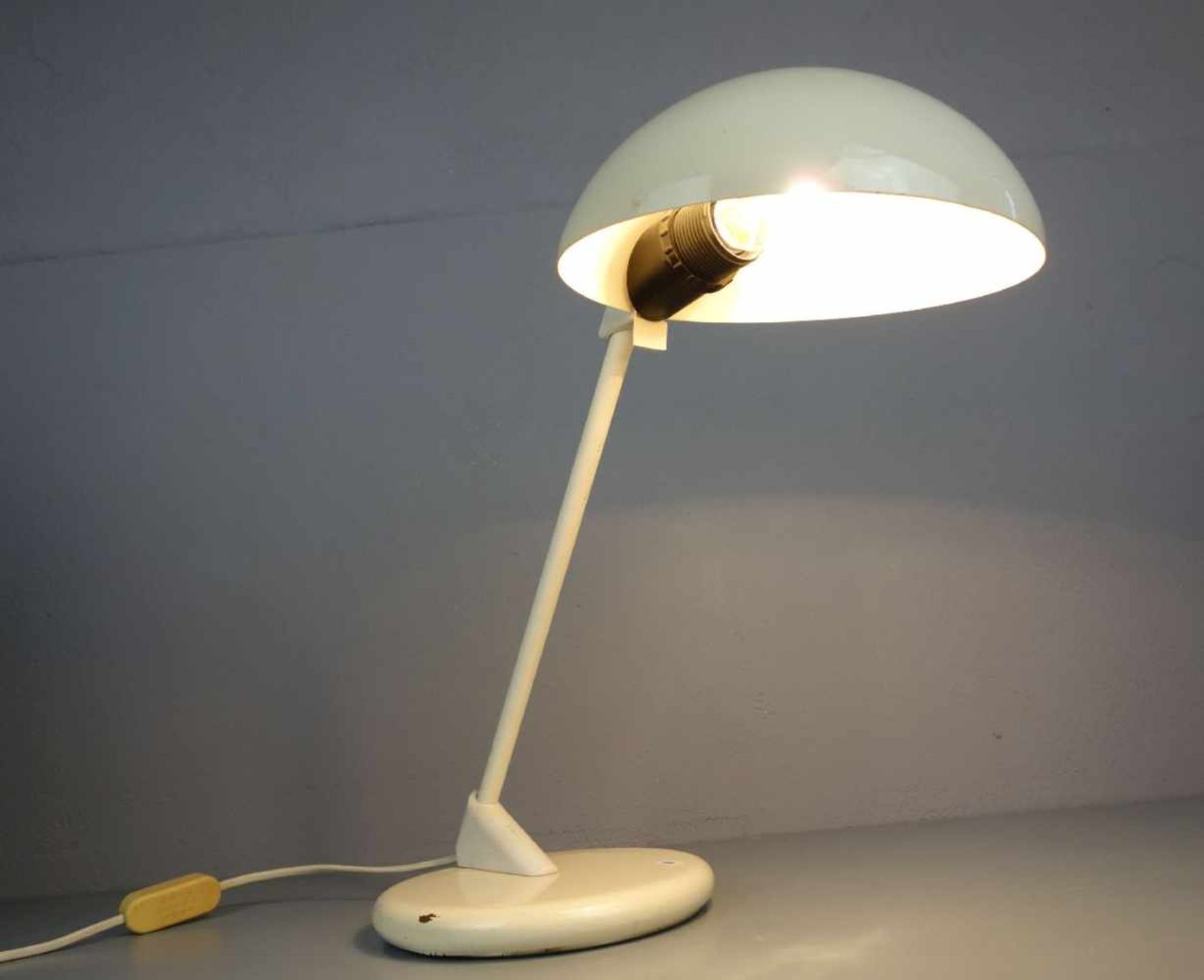 TISCHLAMPE / SCHREIBTISCHLAMPE / table desk lamp, 1970er Jahre, weiß lackiertes Eisenblech und - Image 3 of 4