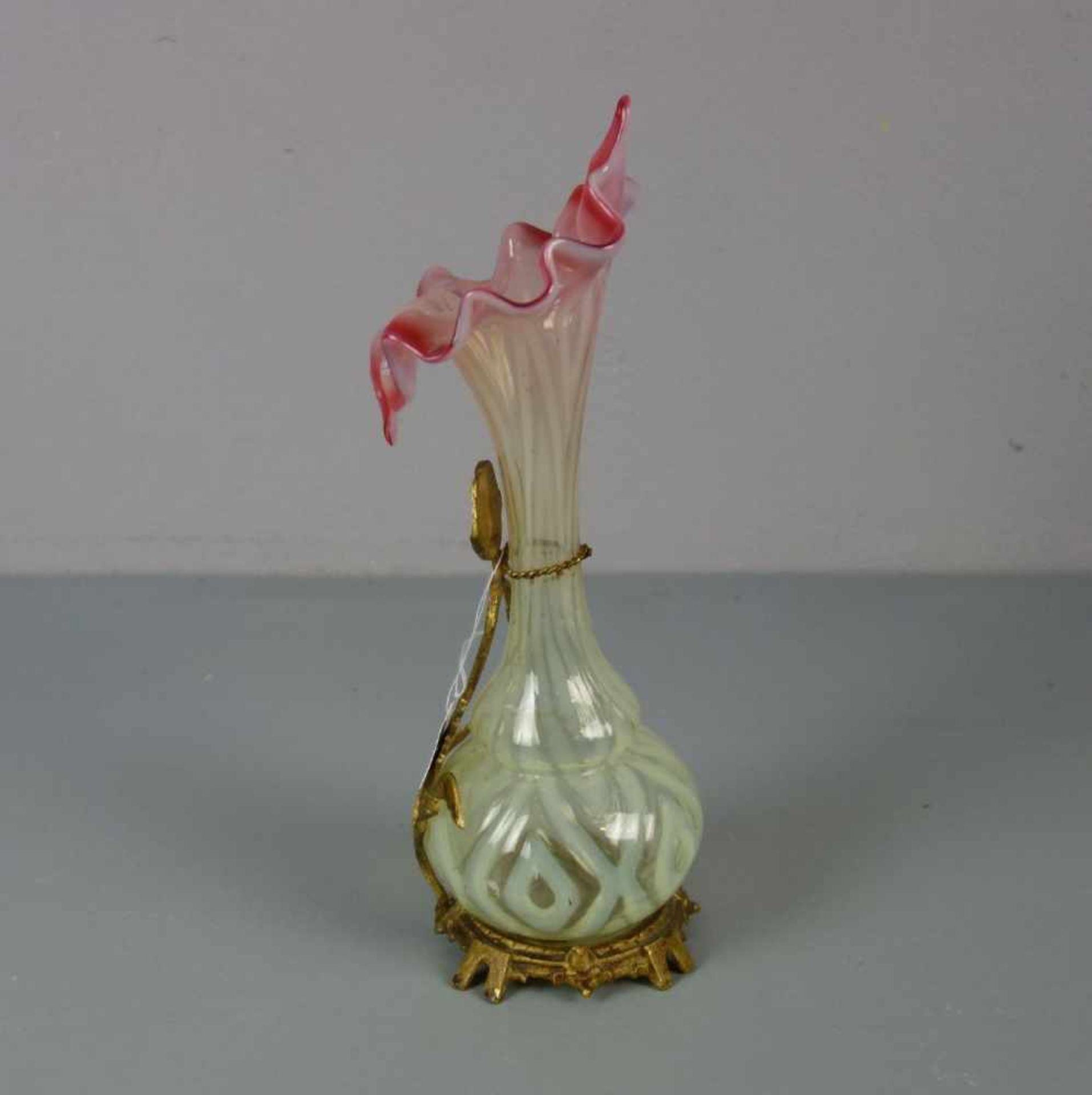 JUGENDSTILVASE mit Metallmonturen / art nouveau vase, Glas und goldfarben gefasstes Metall, um 1900. - Image 2 of 4
