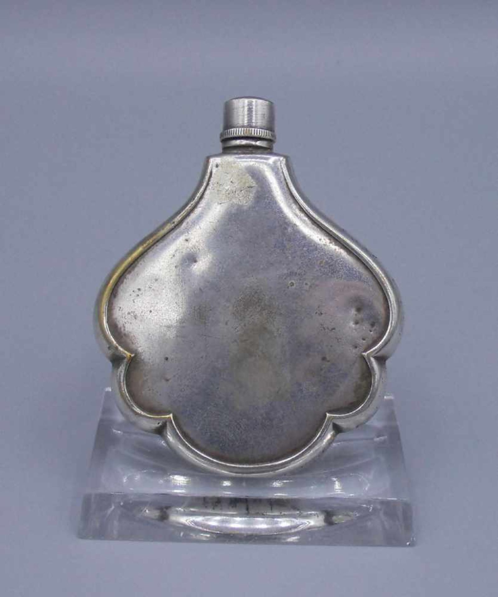 FLAKON / PARFÜMFLASCHE, silberfarbenes Metall, um 1900. Geschweifte und profilierter Form in der Art