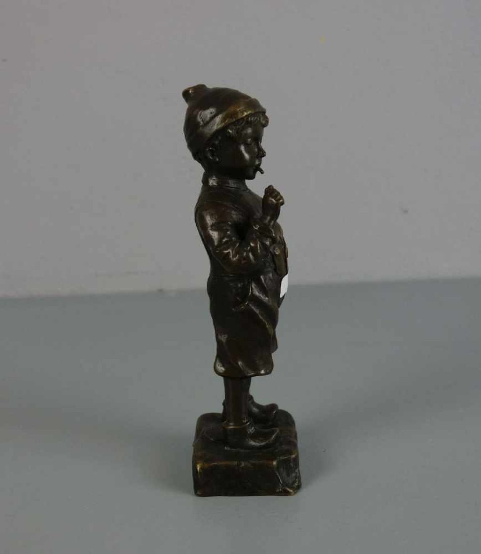 SCHMIDT-FELLING, JULIUS (1826-1886), Skulptur / sculpture: "Rauchender Knabe", Bronze, auf dem - Bild 4 aus 5