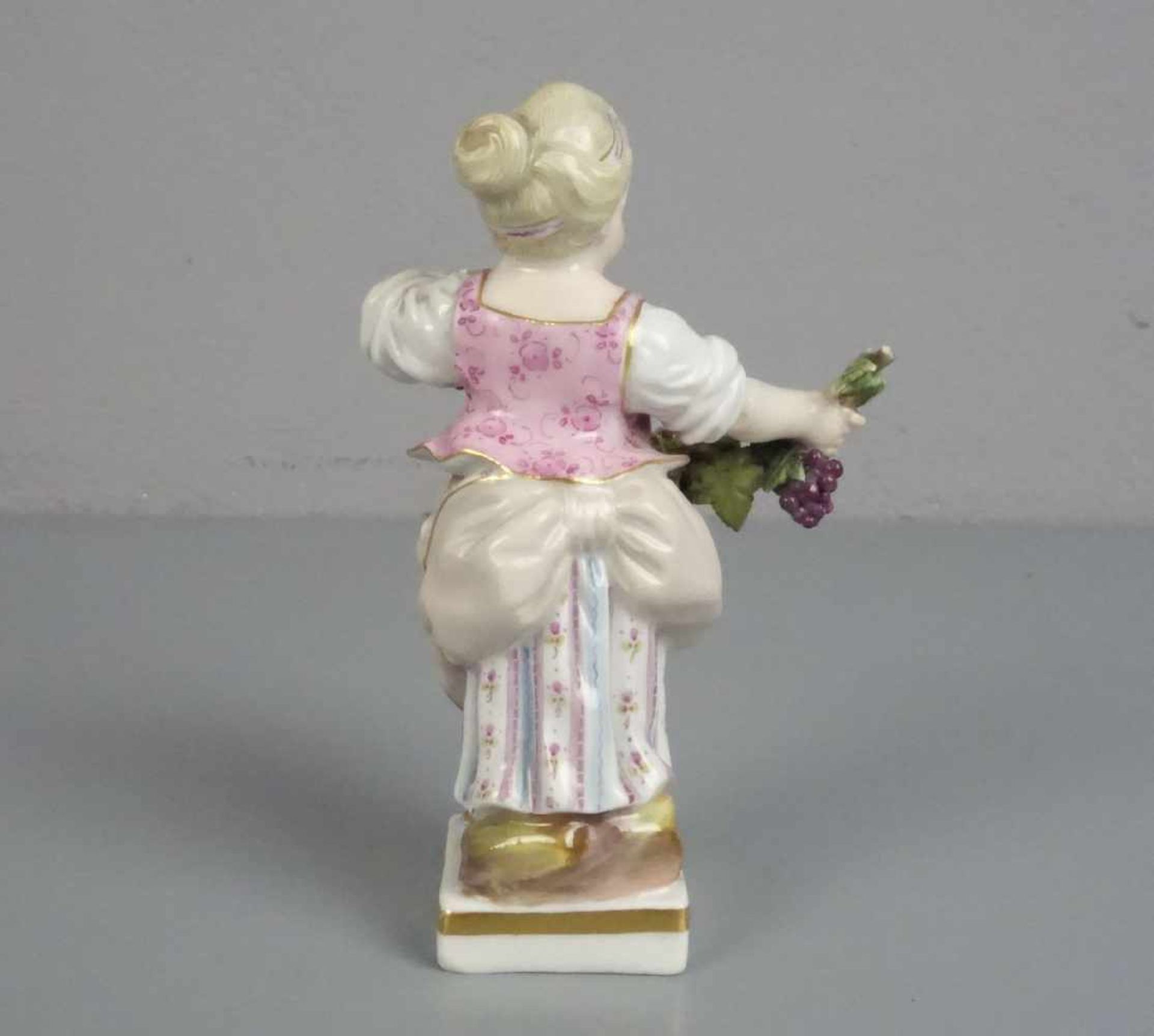 PORZELLANFIGUR: "Gärtnerin mit Weintrauben / Allegorie des Herbstes" / porcelainfigure girl / - Bild 3 aus 5