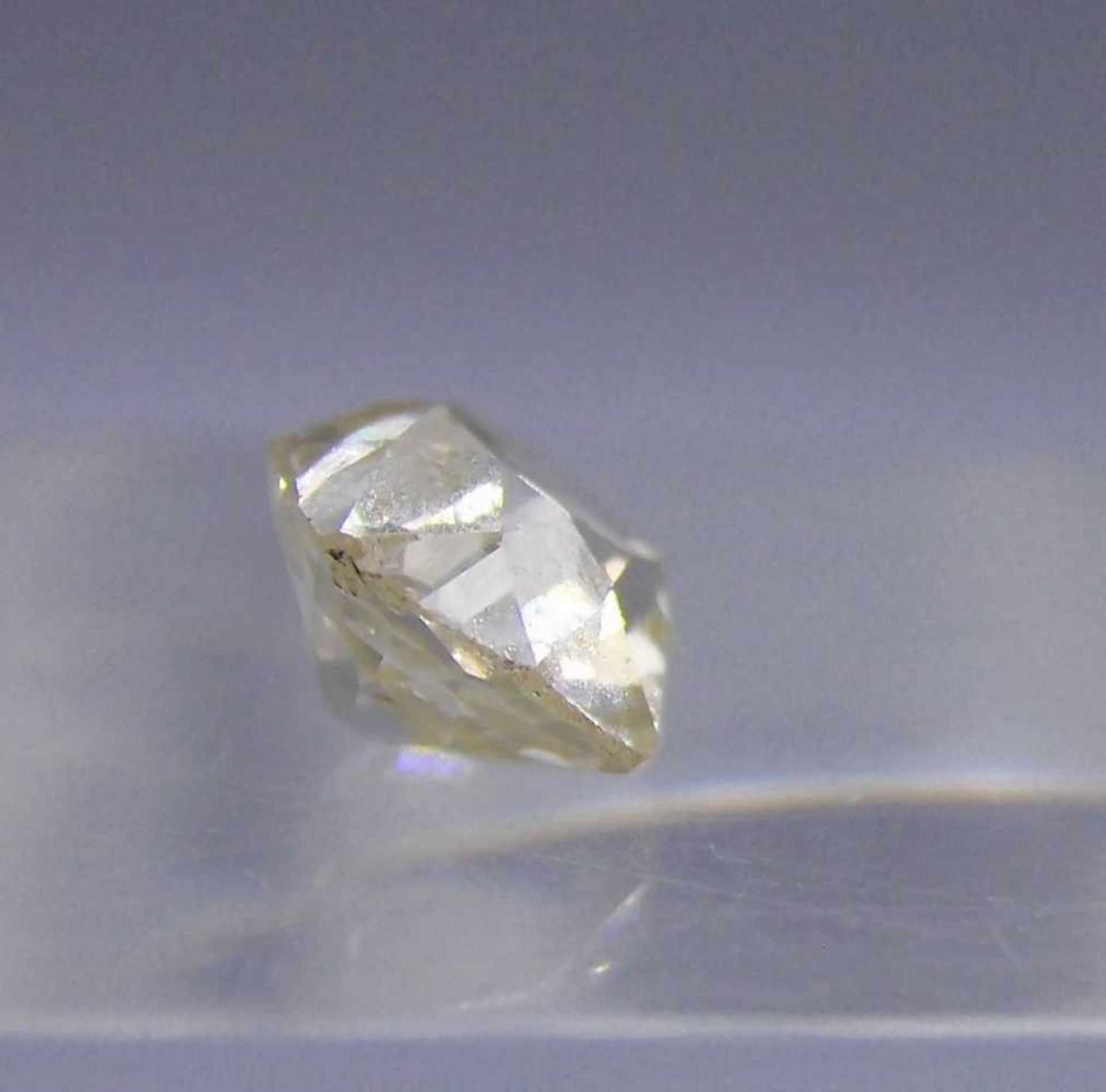 BRILLANT VON 0,75 ct., oval bis kissenförmig geschliffen, Piquet. L. 7 x B. 5,5 x T. 4 mm.- - -22.00 - Bild 2 aus 3