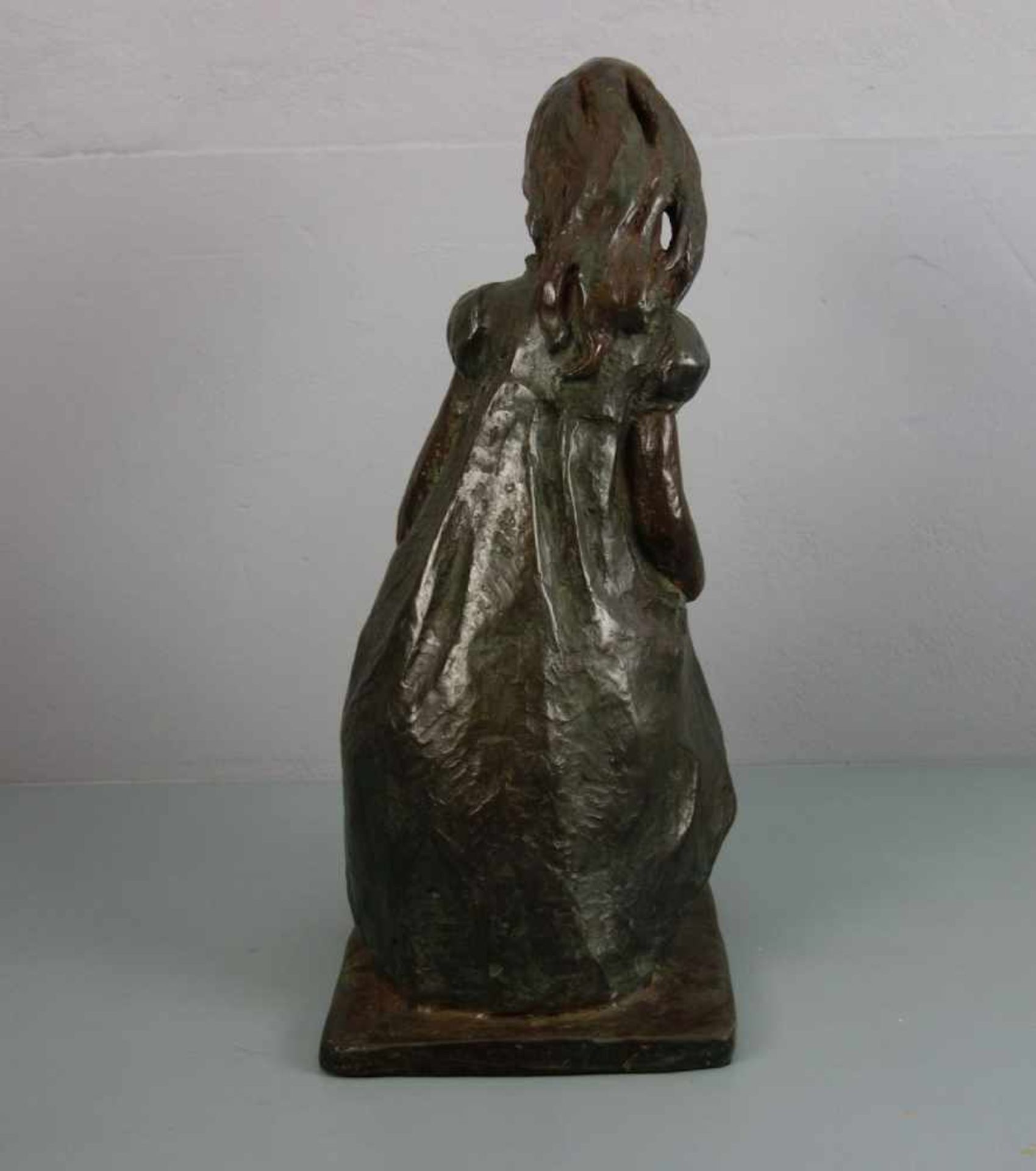 PRODING, AUSTIN (australischer Bildhauer des 20. Jh.), Skulptur / sculpture: "Mädchen mit Pumps", - Bild 3 aus 5