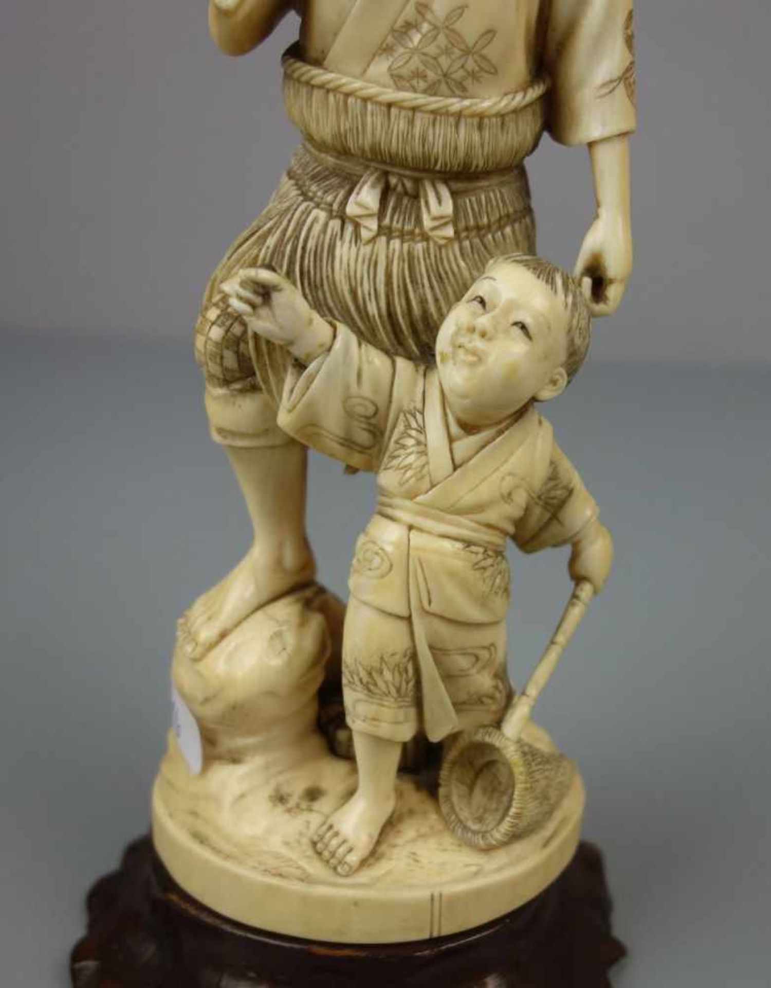 ELFENBEINFIGUR "Fischer/ Bauer mit seinem Sohn" / Okimono Figur / ivory figure, Japan, um 1900 ( - Bild 2 aus 10