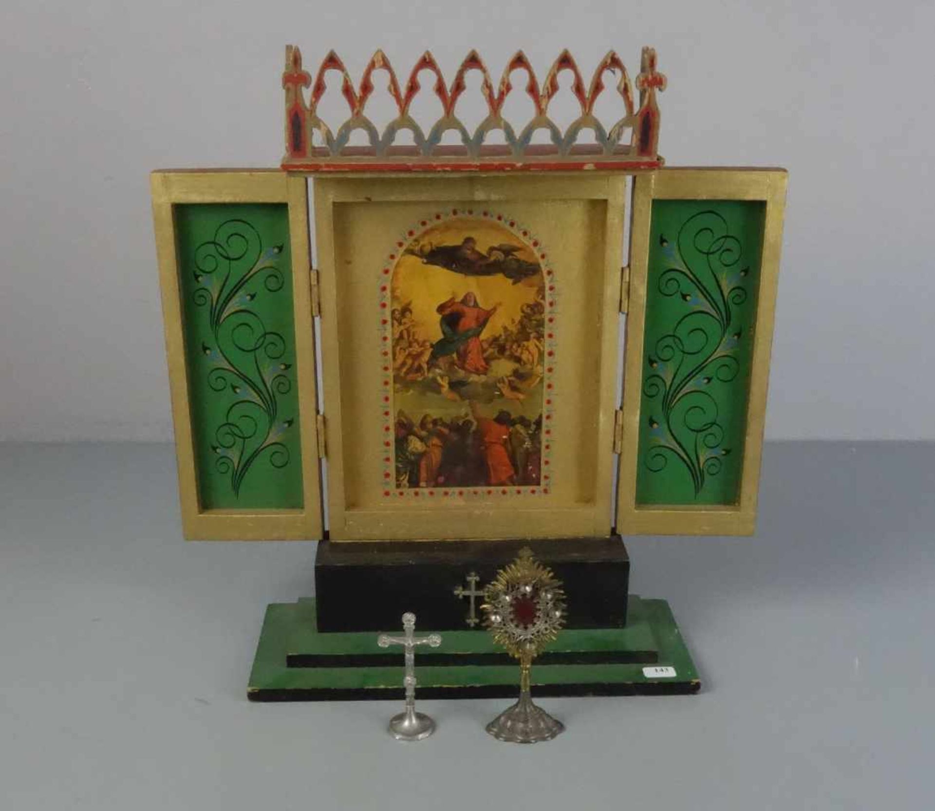 "HAUSALTAR" / MINIATURALTAR. Zweiflügeliger Altar mit durchbrochener neugotischer Bekrönung; Mensa