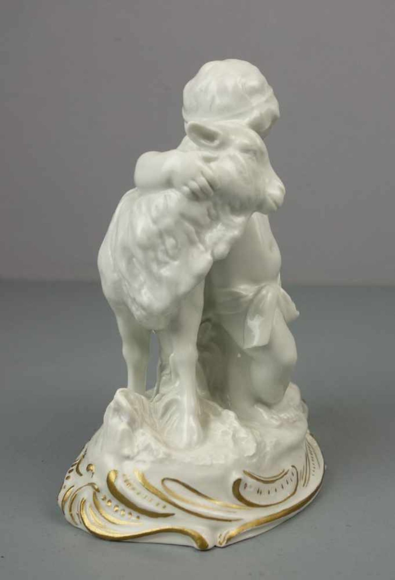 PORZELLANFIGUR: "Knabe mit Lamm" / porcelain figure: "boy and lamb", Weissporzellan mit - Bild 4 aus 7