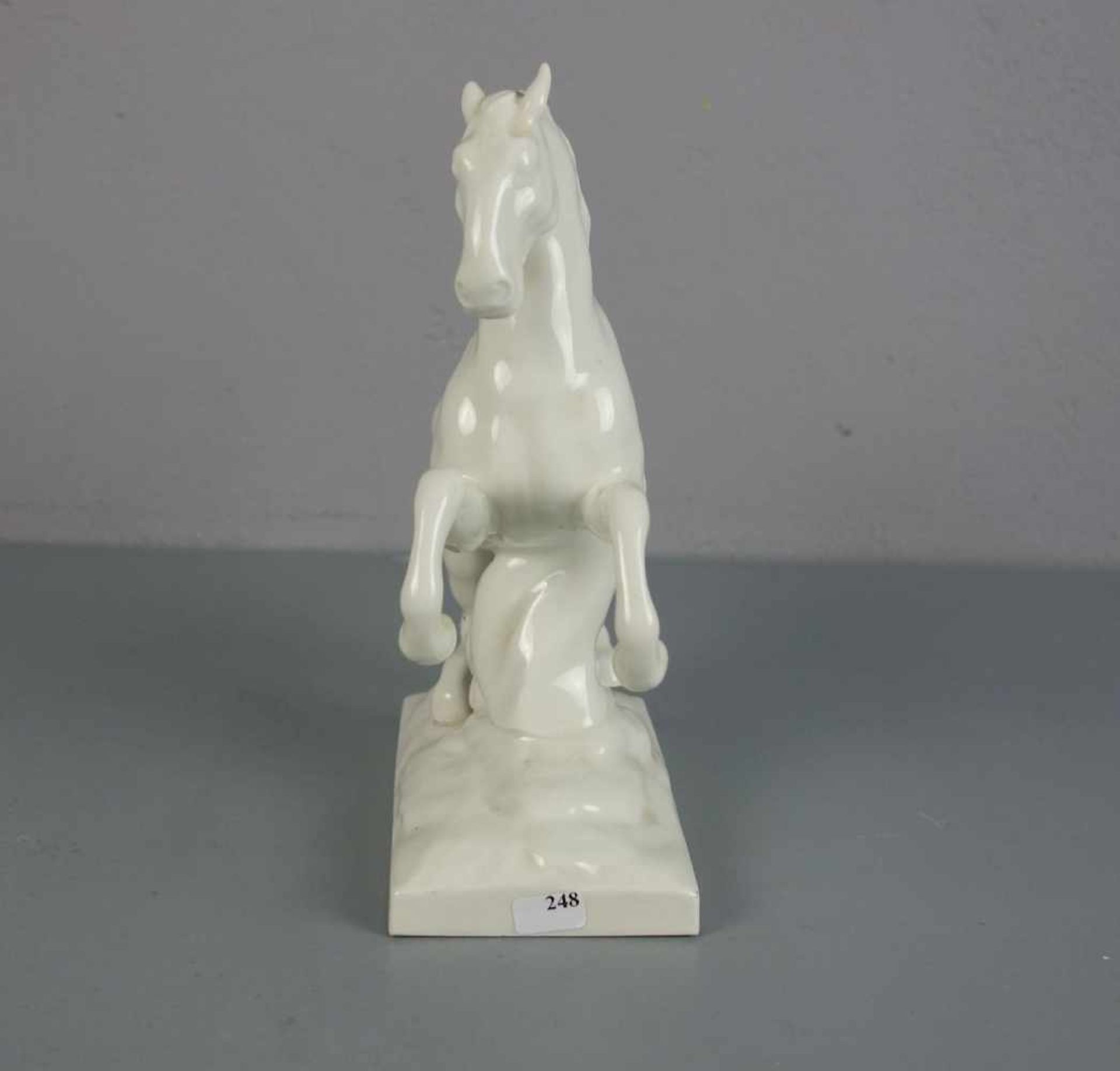 PORZELLANFIGUR "Steigendes Pferd" / porcelain horse, unterglasurblaue Zeptermarke (Marke nach 1945), - Bild 2 aus 5