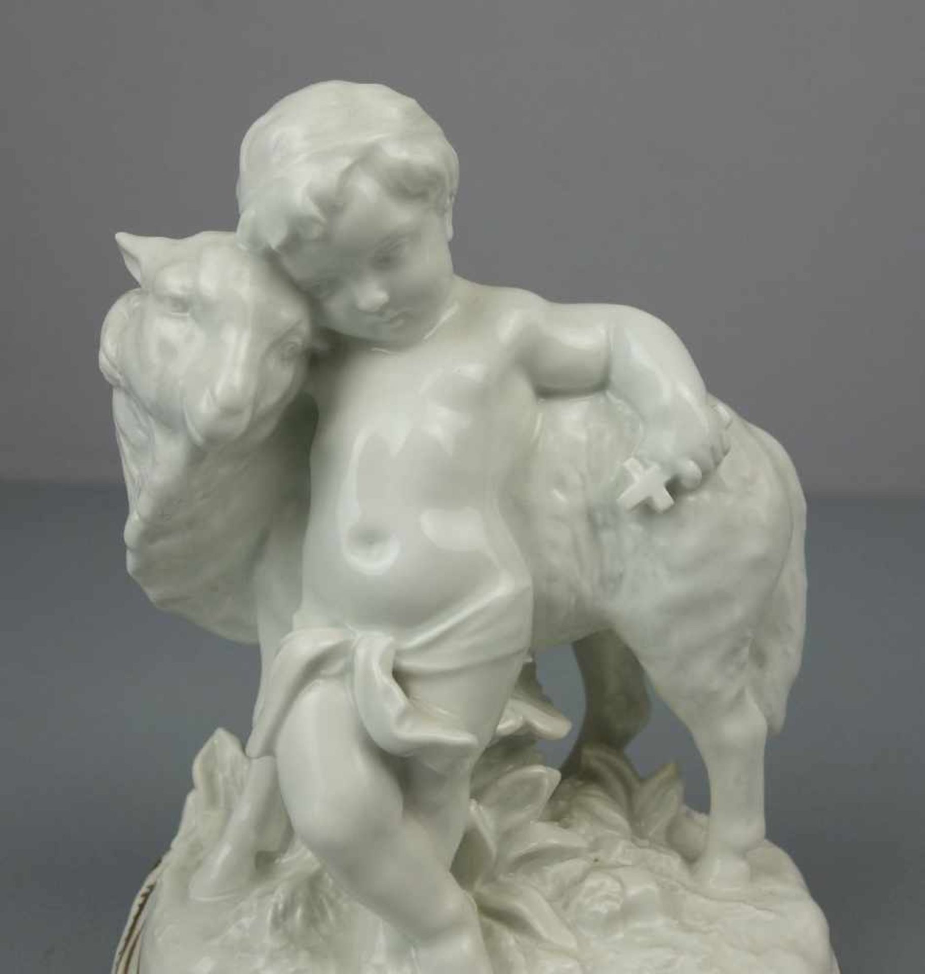 PORZELLANFIGUR: "Knabe mit Lamm" / porcelain figure: "boy and lamb", Weissporzellan mit - Image 5 of 7