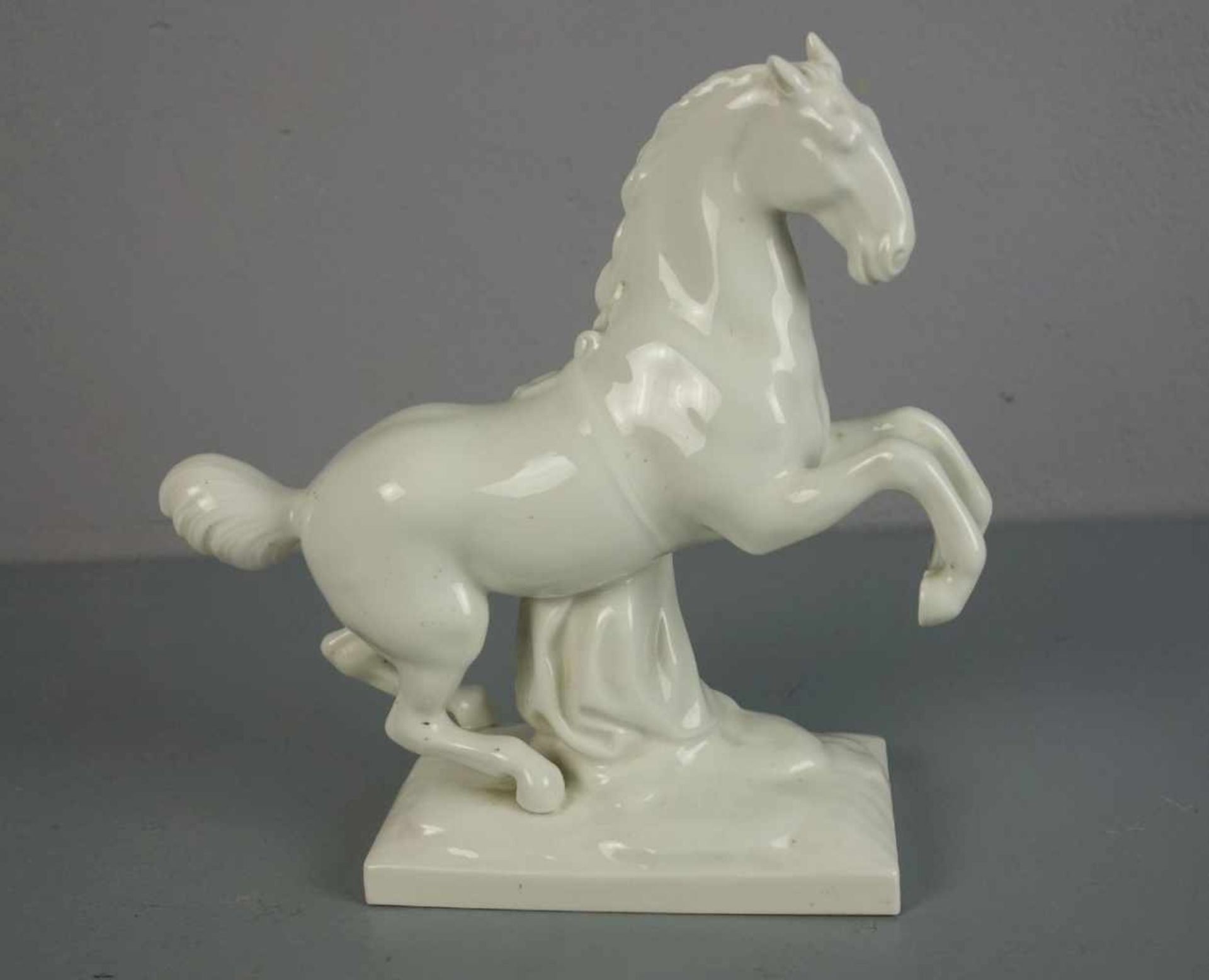 PORZELLANFIGUR "Steigendes Pferd" / porcelain horse, unterglasurblaue Zeptermarke (Marke nach 1945),