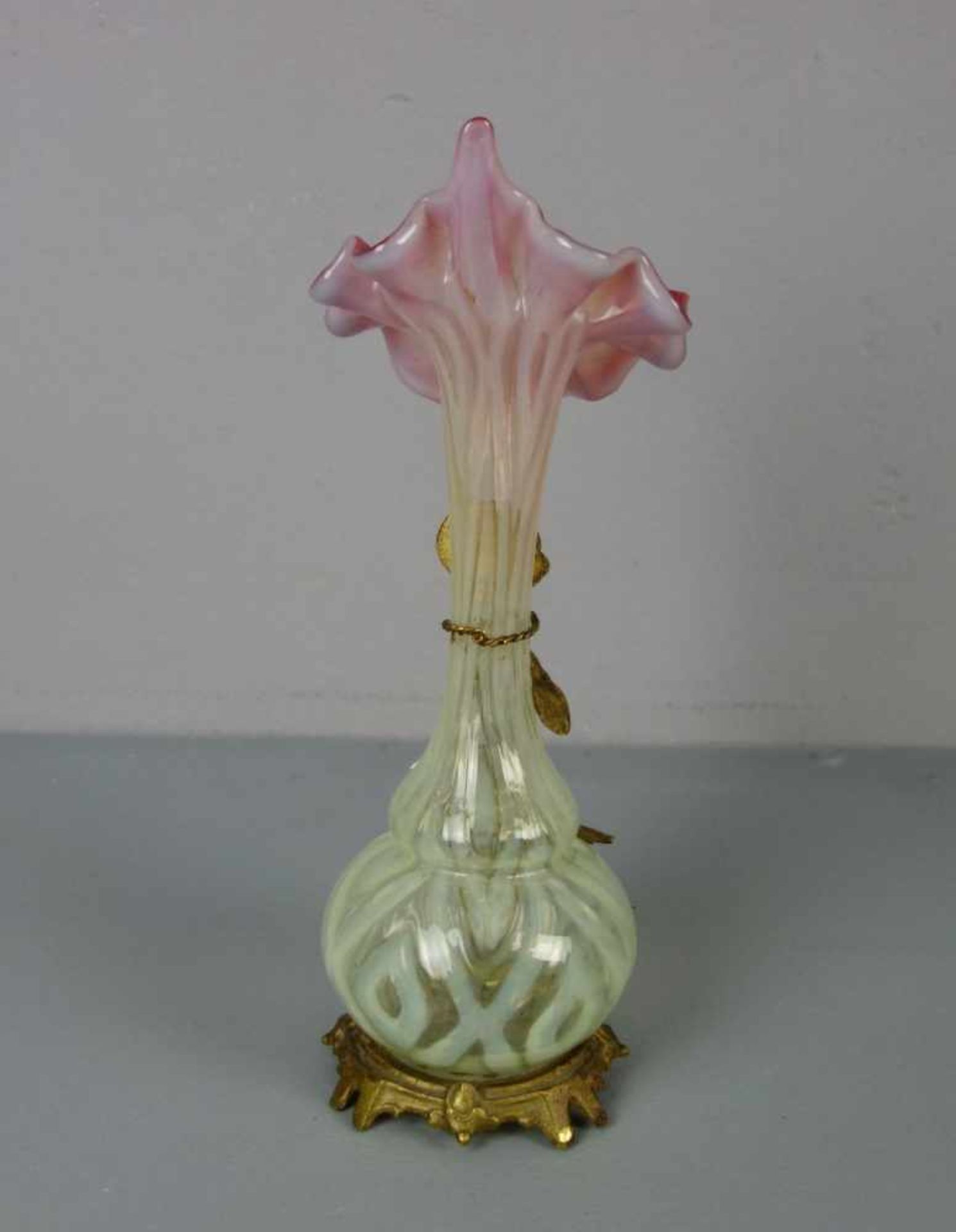 JUGENDSTILVASE mit Metallmonturen / art nouveau vase, Glas und goldfarben gefasstes Metall, um 1900. - Image 4 of 4