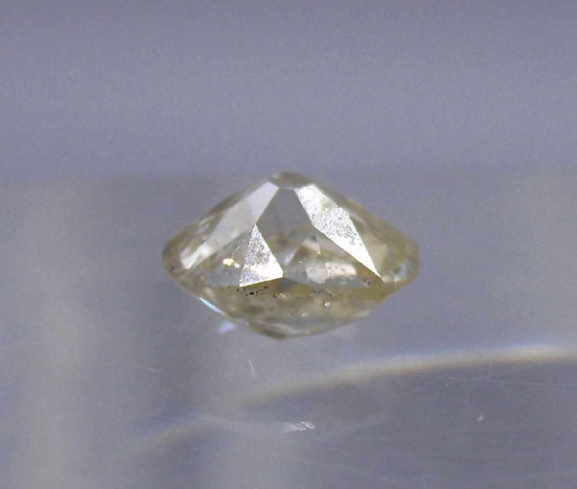 BRILLANT VON 0,75 ct., oval bis kissenförmig geschliffen, Piquet. L. 7 x B. 5,5 x T. 4 mm.- - -22.00 - Bild 3 aus 3