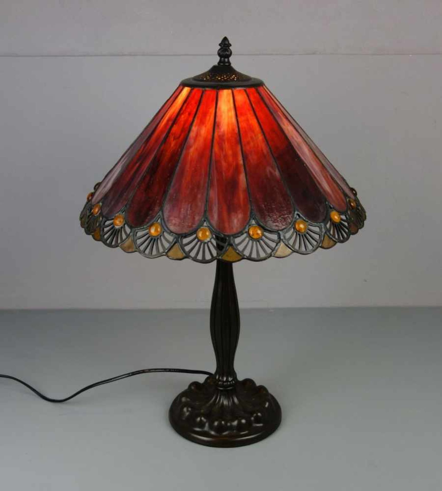 LAMPE / TISCHLAMPE im Stil einer Tiffany-Lampe, 2. H. 20. Jh., bronzierter Massefuß in