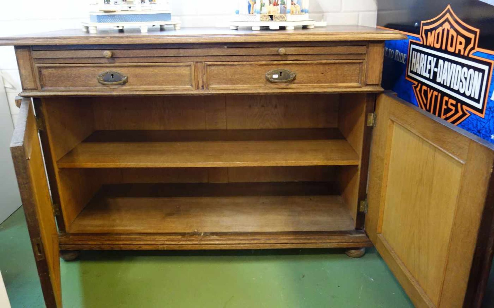 JUGENDSTIL ANRICHTE / SIDEBOARD, Eiche, um 1900. Zargenkasten auf profiliertem Stand, vorderen - Bild 6 aus 9