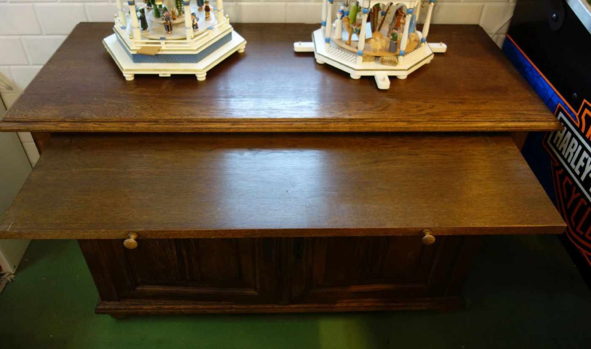 JUGENDSTIL ANRICHTE / SIDEBOARD, Eiche, um 1900. Zargenkasten auf profiliertem Stand, vorderen - Bild 8 aus 9