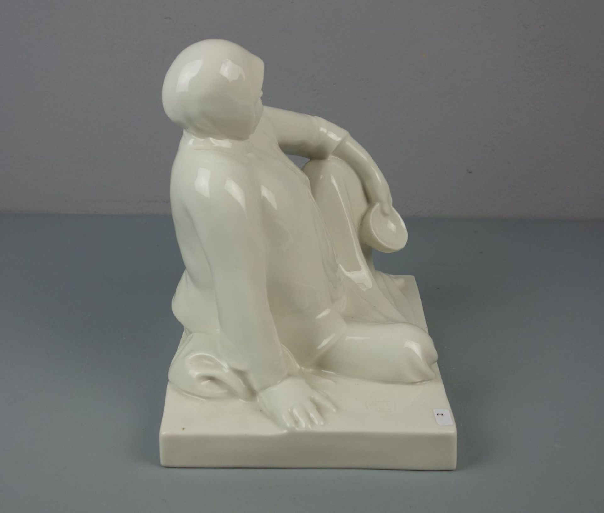 BARLACH, ERNST (Wedel 1870-1938 Güstrow), Skulptur / sculpture: "Russische Bettlerin mit Schale", - Bild 4 aus 6