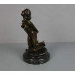 BILDHAUER DES 20./21. Jh., Skulptur / sculpture: "Knieender weiblicher Akt", Bronze, hellbraun