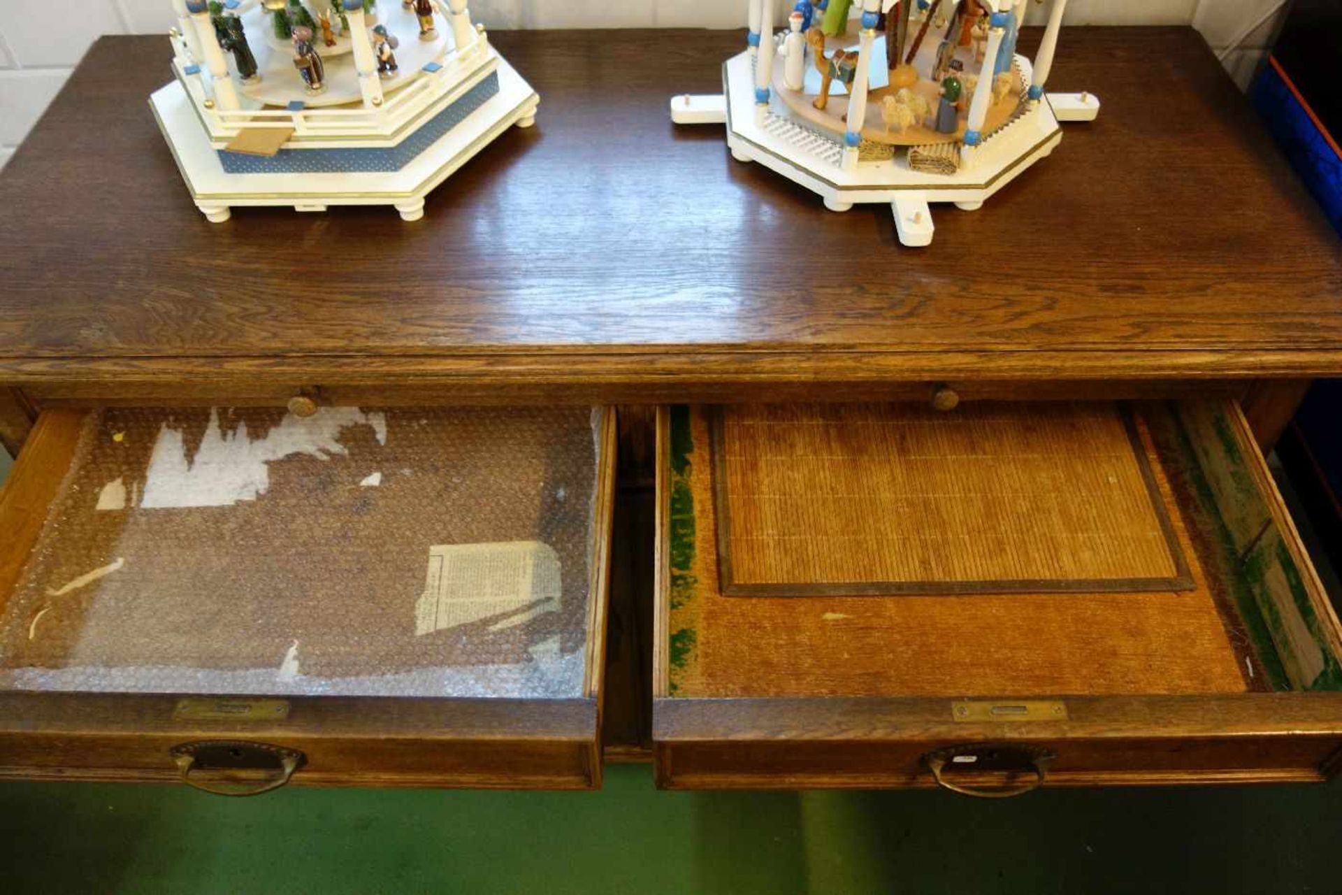 JUGENDSTIL ANRICHTE / SIDEBOARD, Eiche, um 1900. Zargenkasten auf profiliertem Stand, vorderen - Bild 7 aus 9