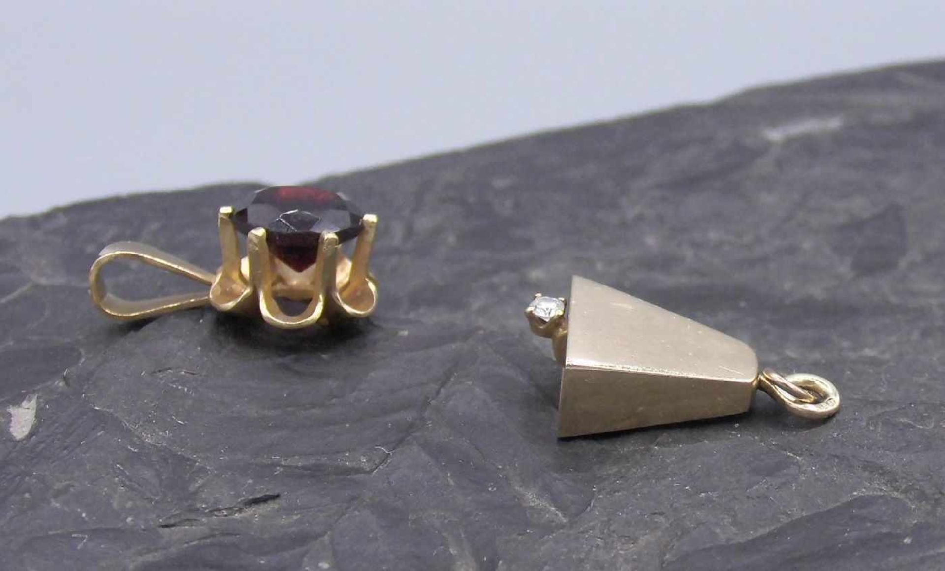 KONVOLUT SCHMUCK AUS 375er Gold (insgesamt 8,6 g): Ring mit Saphir- und Brillantbesatz (Ring-Gr. 57) - Bild 4 aus 4