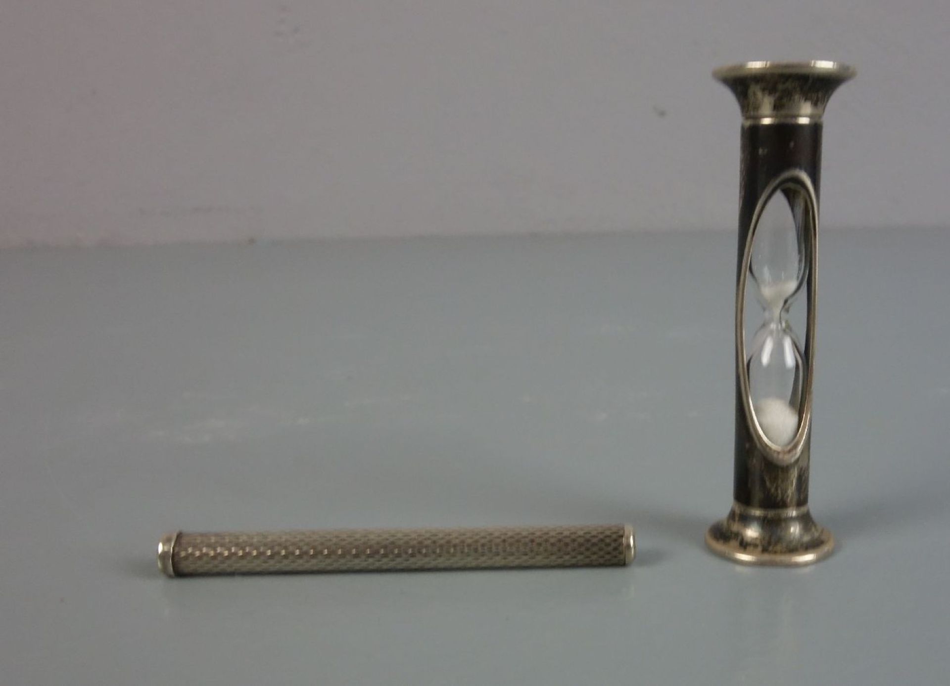 SILBERTEILE: SANDUHR UND ZAHNSTOCHER/ hourglass and toothpick, 20. Jh.. 1) Sanduhr, 925er Silber, - Image 3 of 3