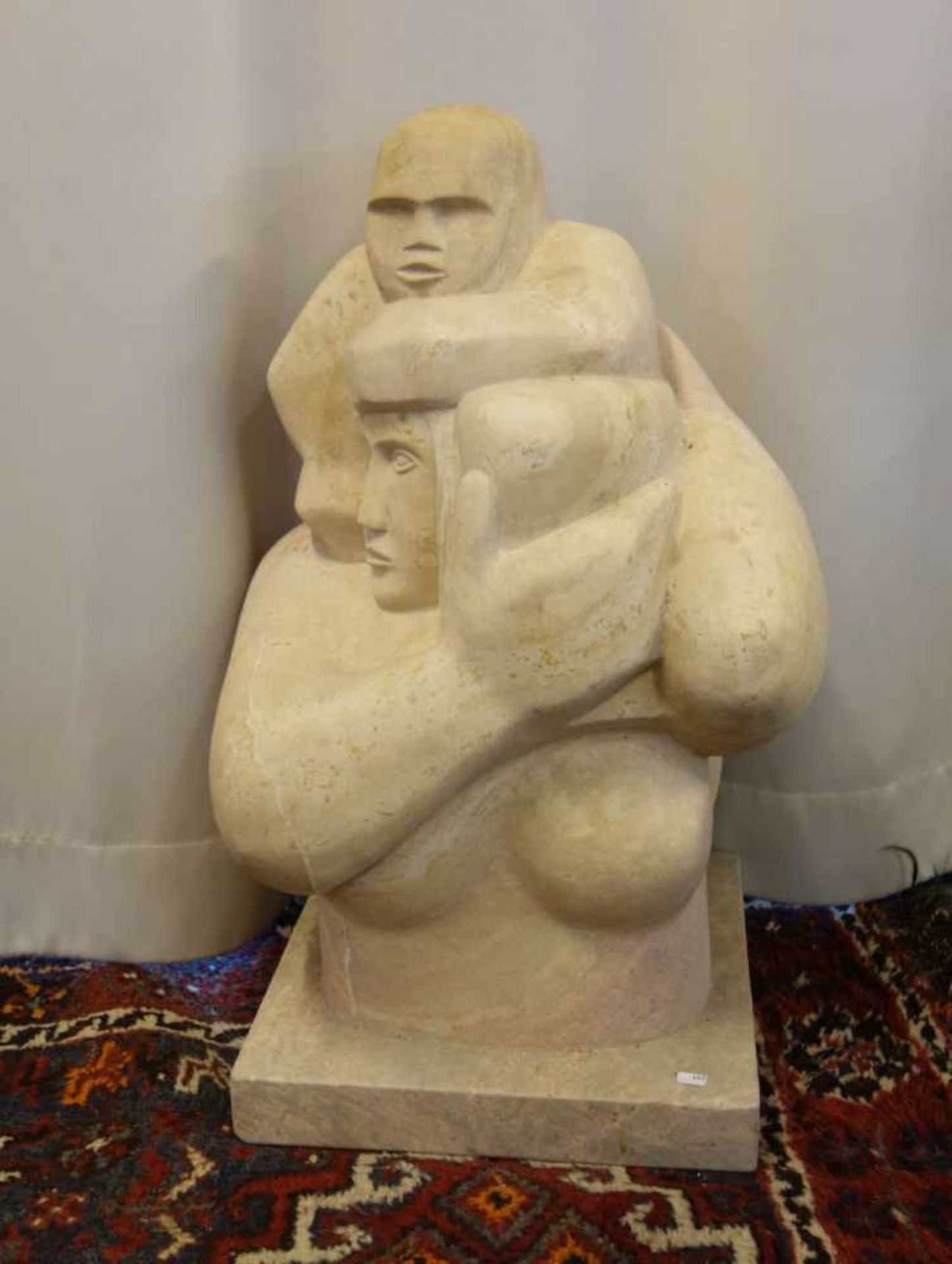 BILDHAUER DES 20. JH., Skulptur / sculpture: "Mutter und Kind", elfenbeinfarbener Marmor /