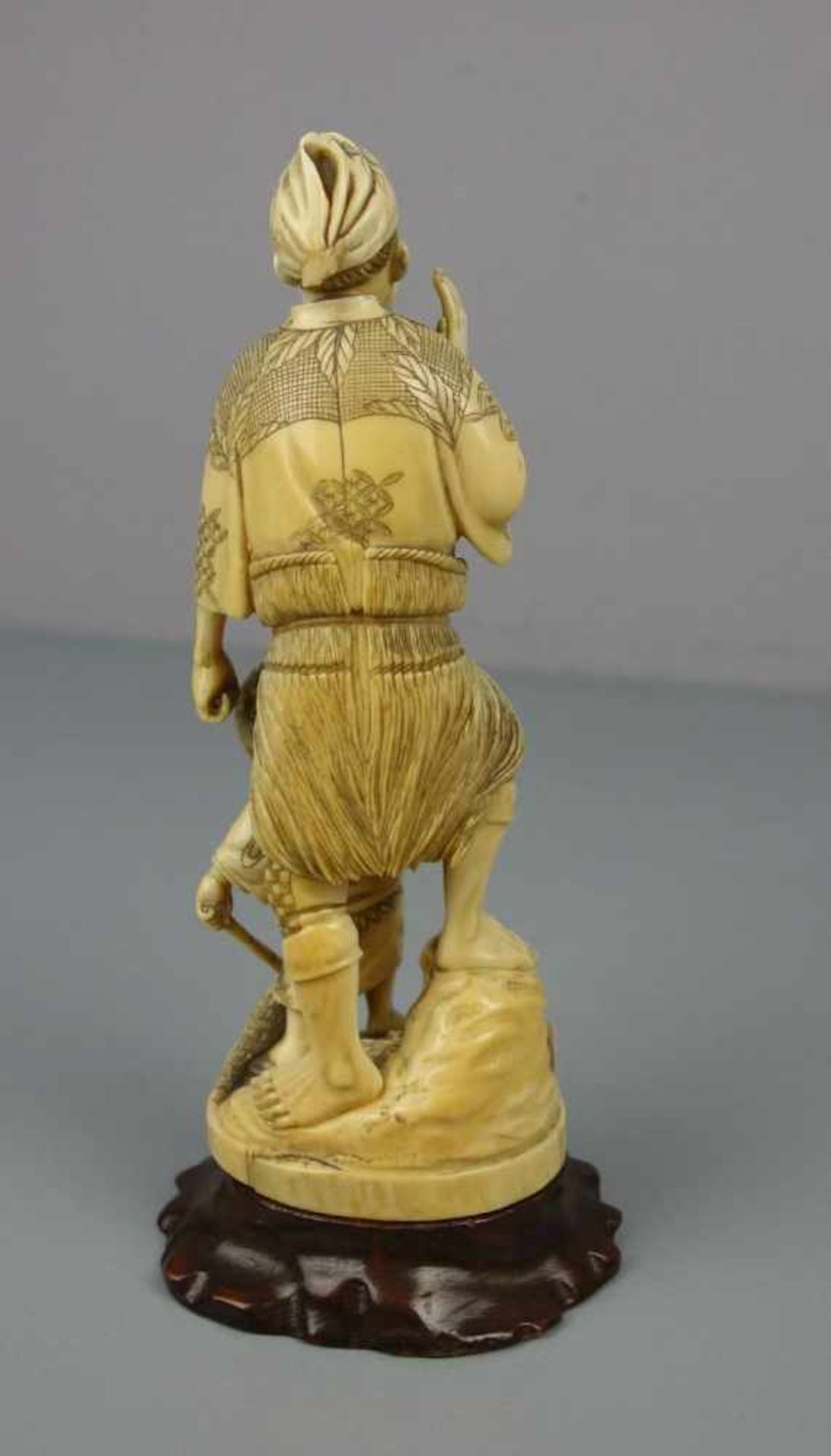 ELFENBEINFIGUR "Fischer/ Bauer mit seinem Sohn" / Okimono Figur / ivory figure, Japan, um 1900 ( - Bild 6 aus 10