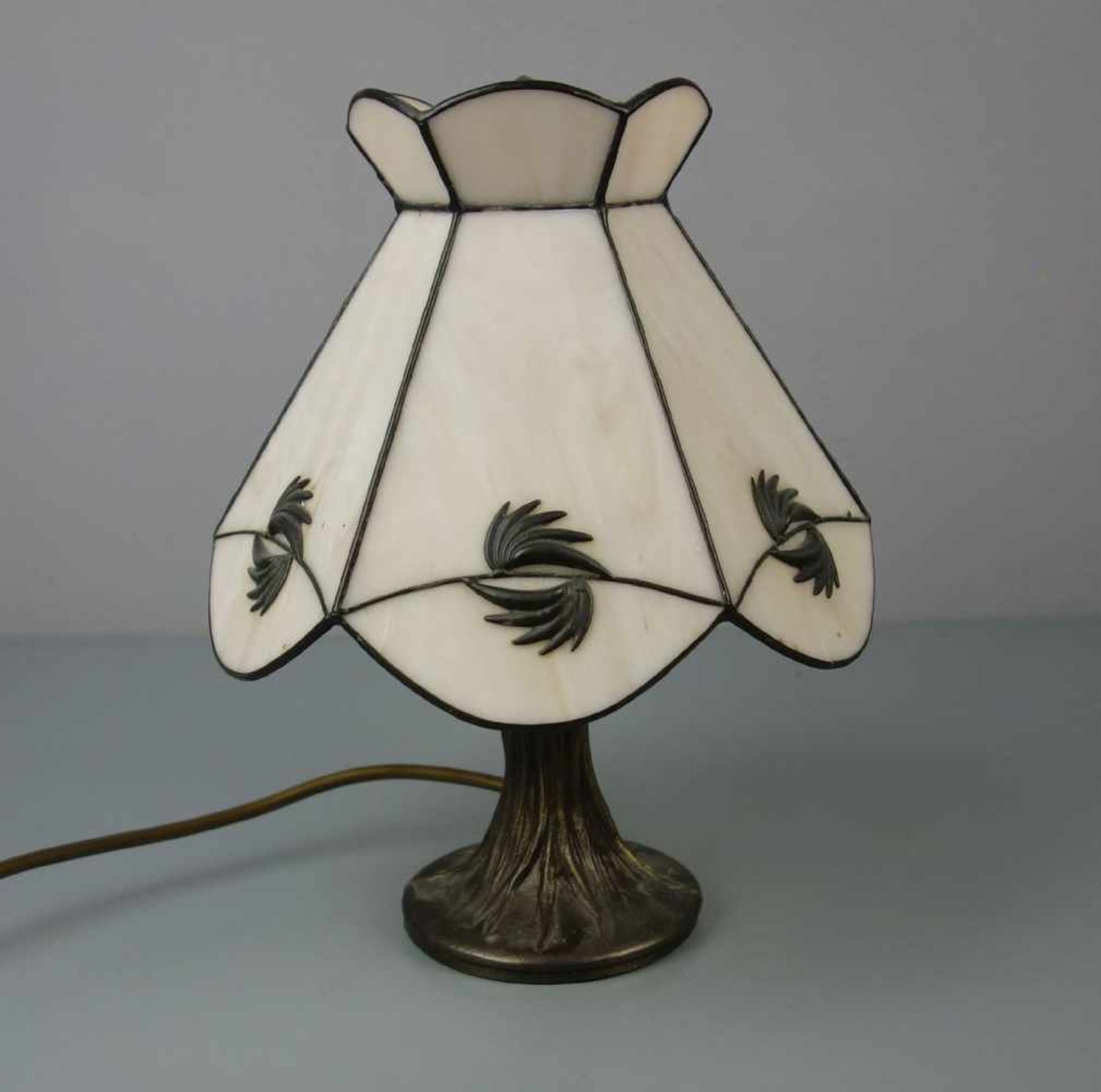 KLEINE TISCHLAMPE / small table lamp, 20. Jh., bronzierter Zinkguss mit Schirm aus