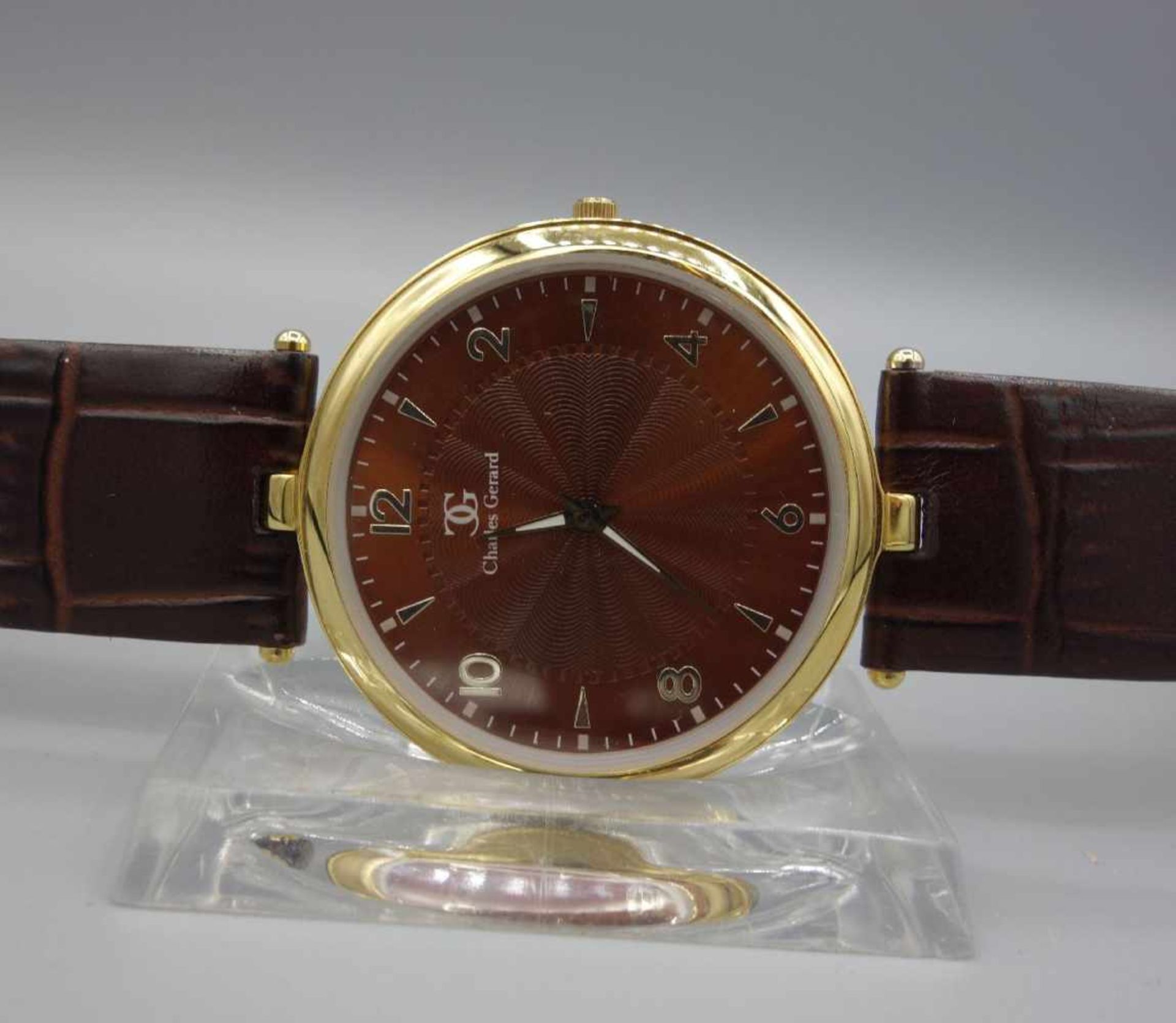 ARMBANDUHR CHARLES GERARD / wristwatch, Quarz-Werk. Rundes vergoldetes Stahlgehäuse an braunem