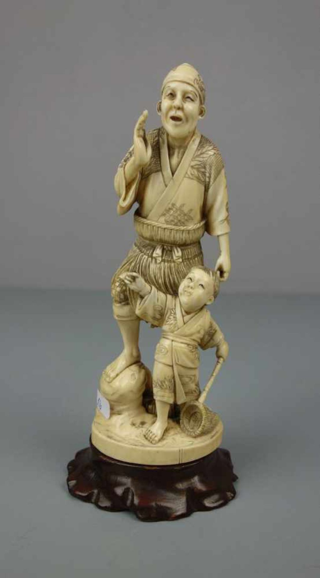 ELFENBEINFIGUR "Fischer/ Bauer mit seinem Sohn" / Okimono Figur / ivory figure, Japan, um 1900 (