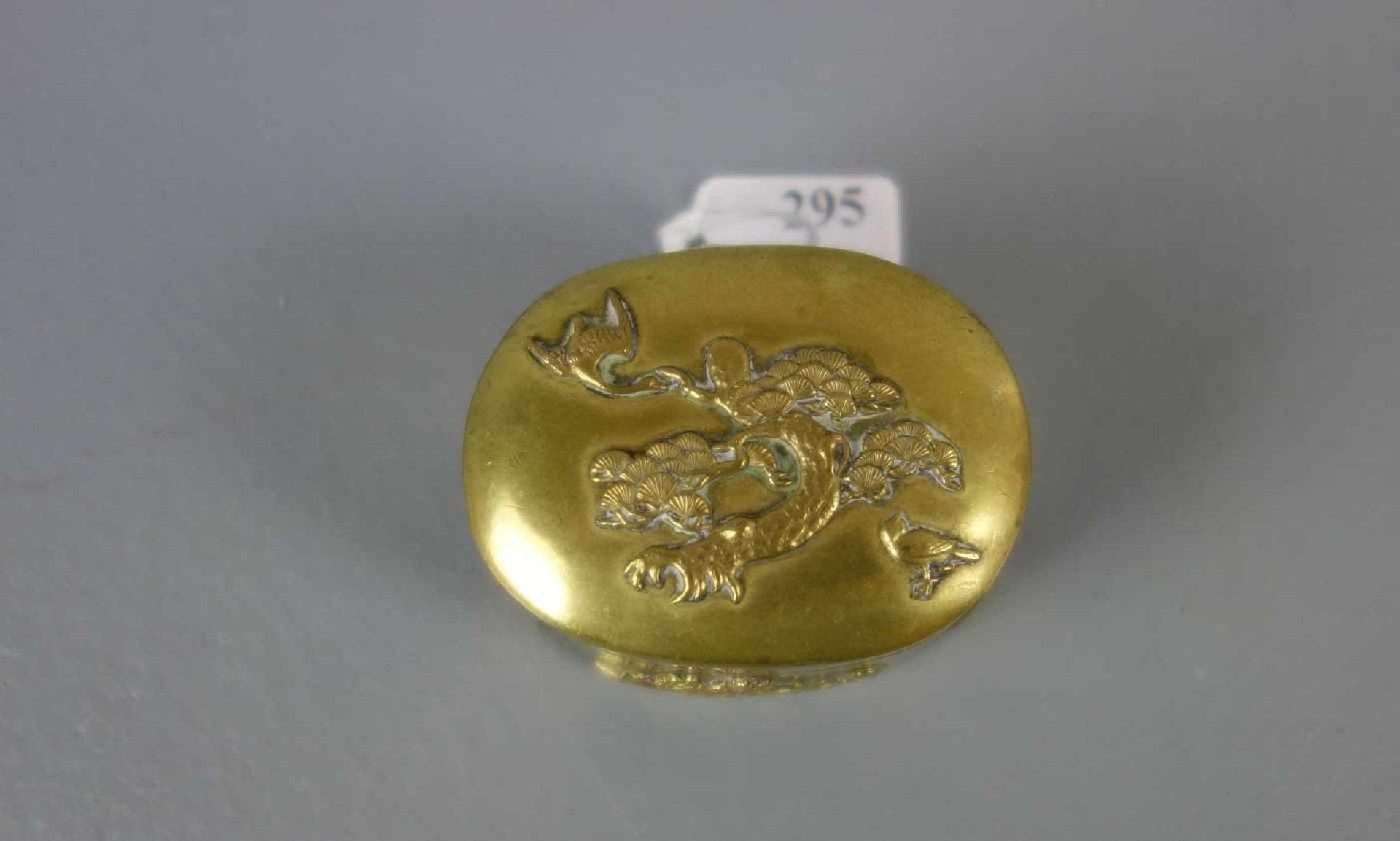 CHINESISCHE SCHATULLE / PILLENDOSE / pill box, Metall, goldfarben patiniert. Ovale Form mit leicht - Image 2 of 5