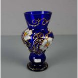 VASE, kobaltblaues Glas mit Kaltmalerei und Goldakzentuierungen in floralen Formen. Balusterform mit