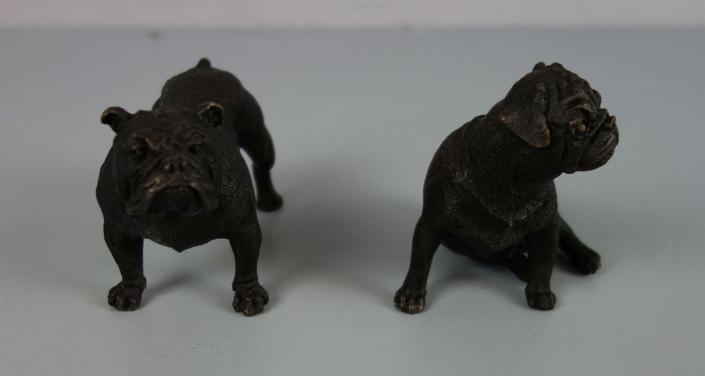 PAAR FIGÜRLICHE BRONZEN: "HUNDE" / two bronze dogs, 20. Jh., Mops / Französische Bulldogge in Art - Image 3 of 7