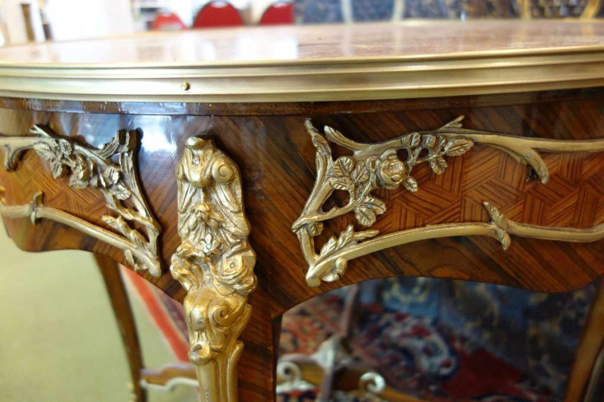 TISCH / SALONTISCH IM LOUIS XVI - STIL / table. Runder und teils gewürfelt furnierter Zargenrahmen - Image 2 of 5