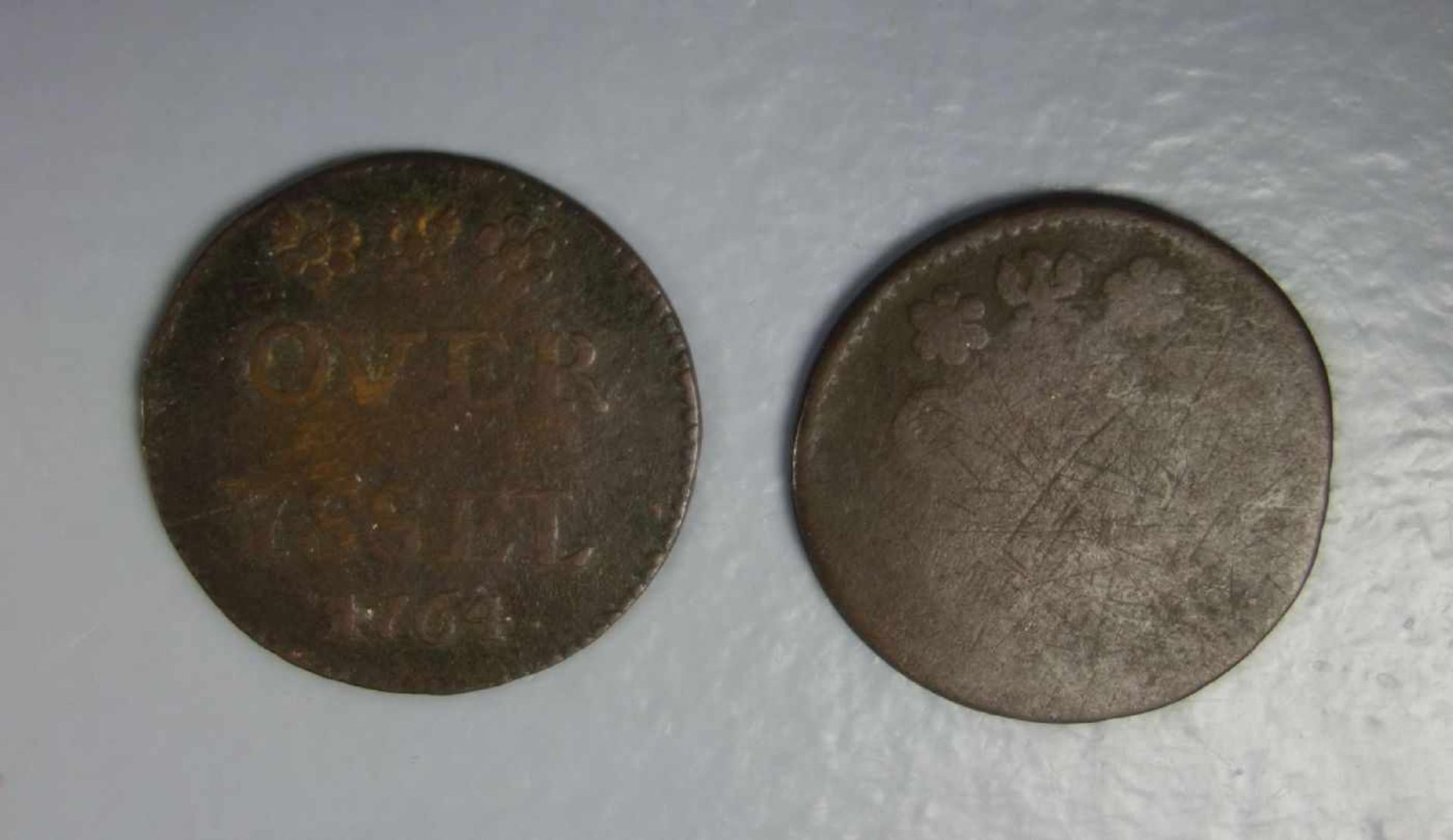 2 NIDERLÄNDISCHE KUPFERMÜNZEN DER FRÜHEN NEUZEIT / coins of 1764. Revers links und rechts neben - Image 2 of 2