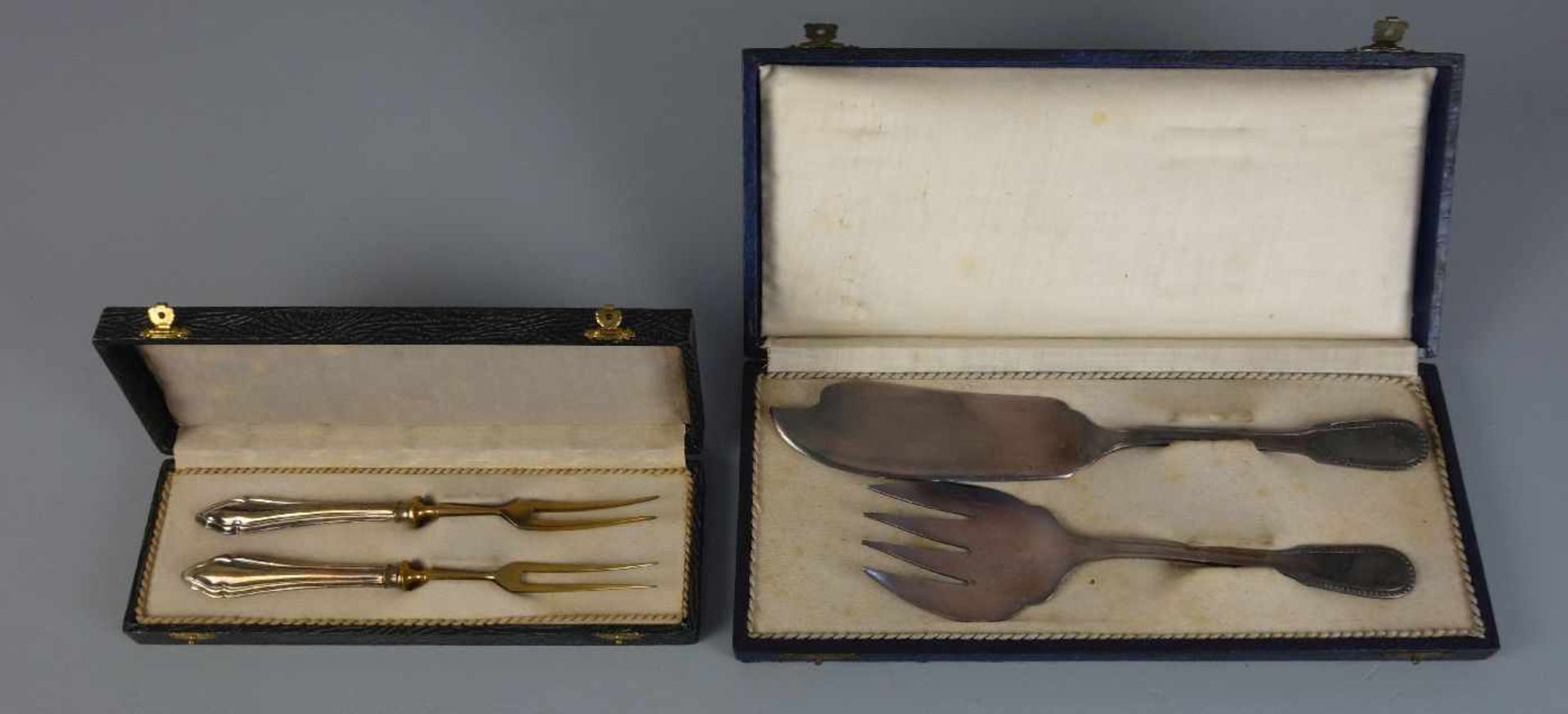 KONVOLUT VORLEGEBESTECK / serving cutlery, 1. H. 20. Jh.. 1) 2 Vorlegegabeln in Schatulle, Metall