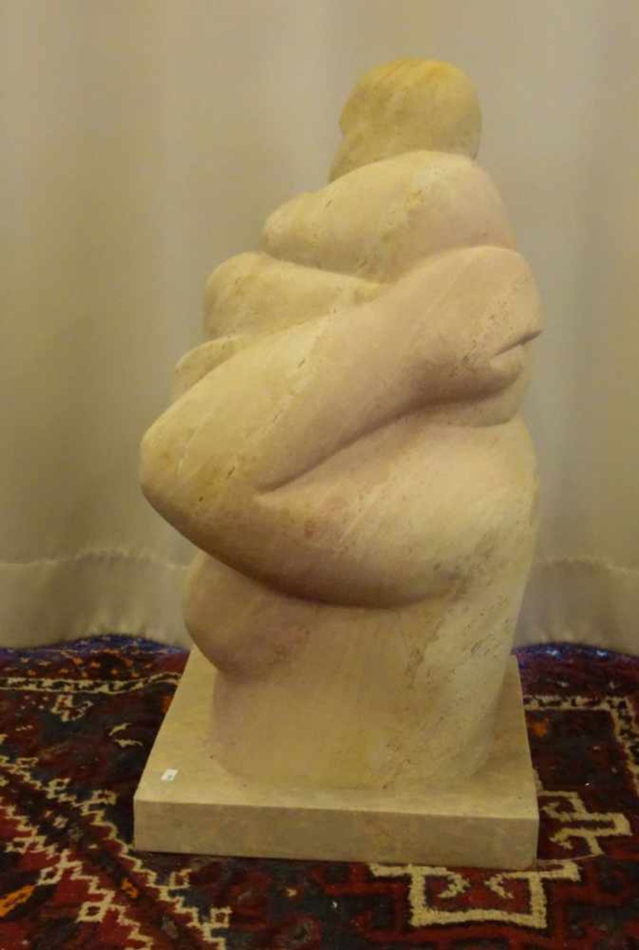 BILDHAUER DES 20. JH., Skulptur / sculpture: "Mutter und Kind", elfenbeinfarbener Marmor / - Bild 2 aus 3